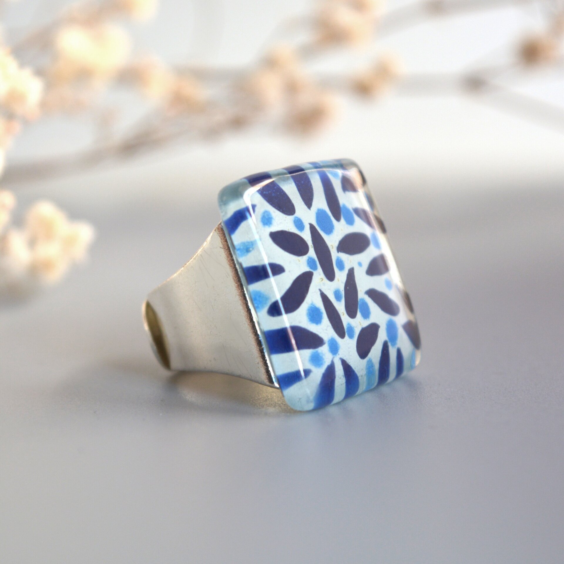 Anillo grande de vidrio "Lush", Hojas abstractas en azul, Talla ajustable - 6