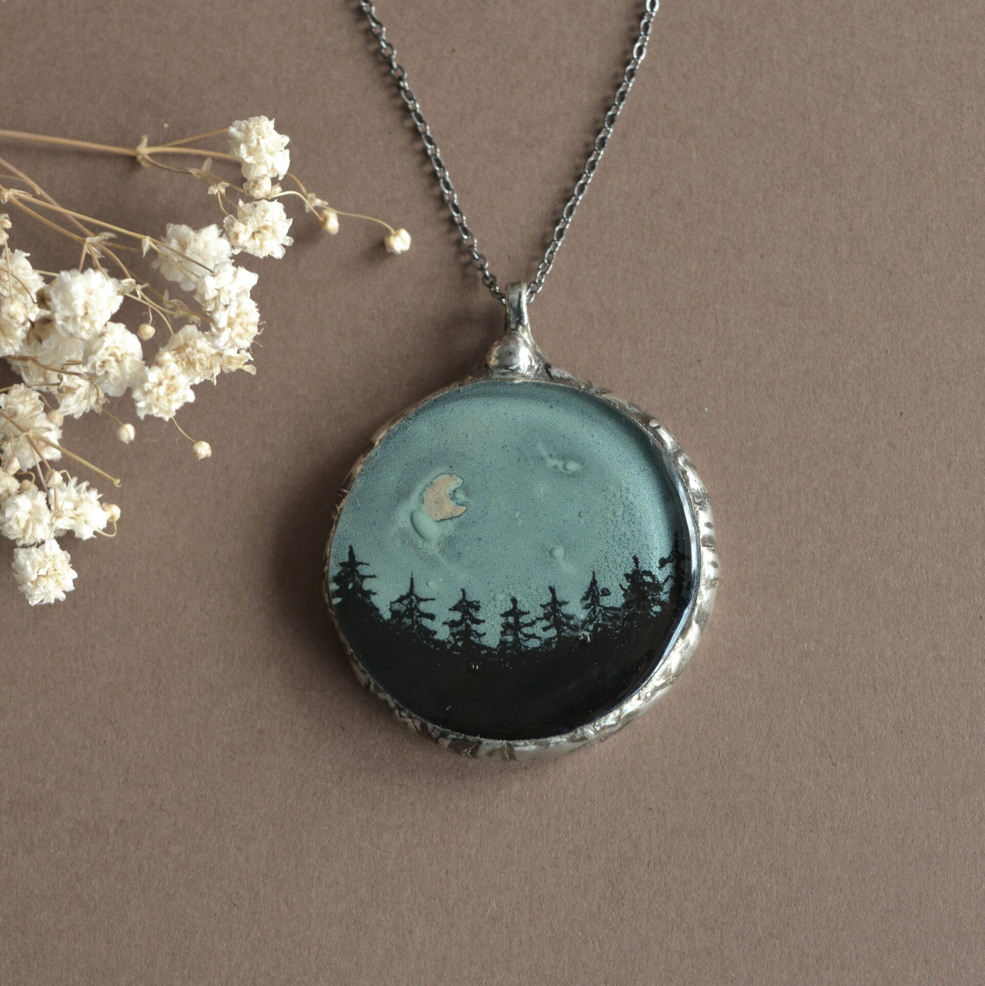 Colgante con pinos verde y negro hecho a mano en vidrio reciclado - 3