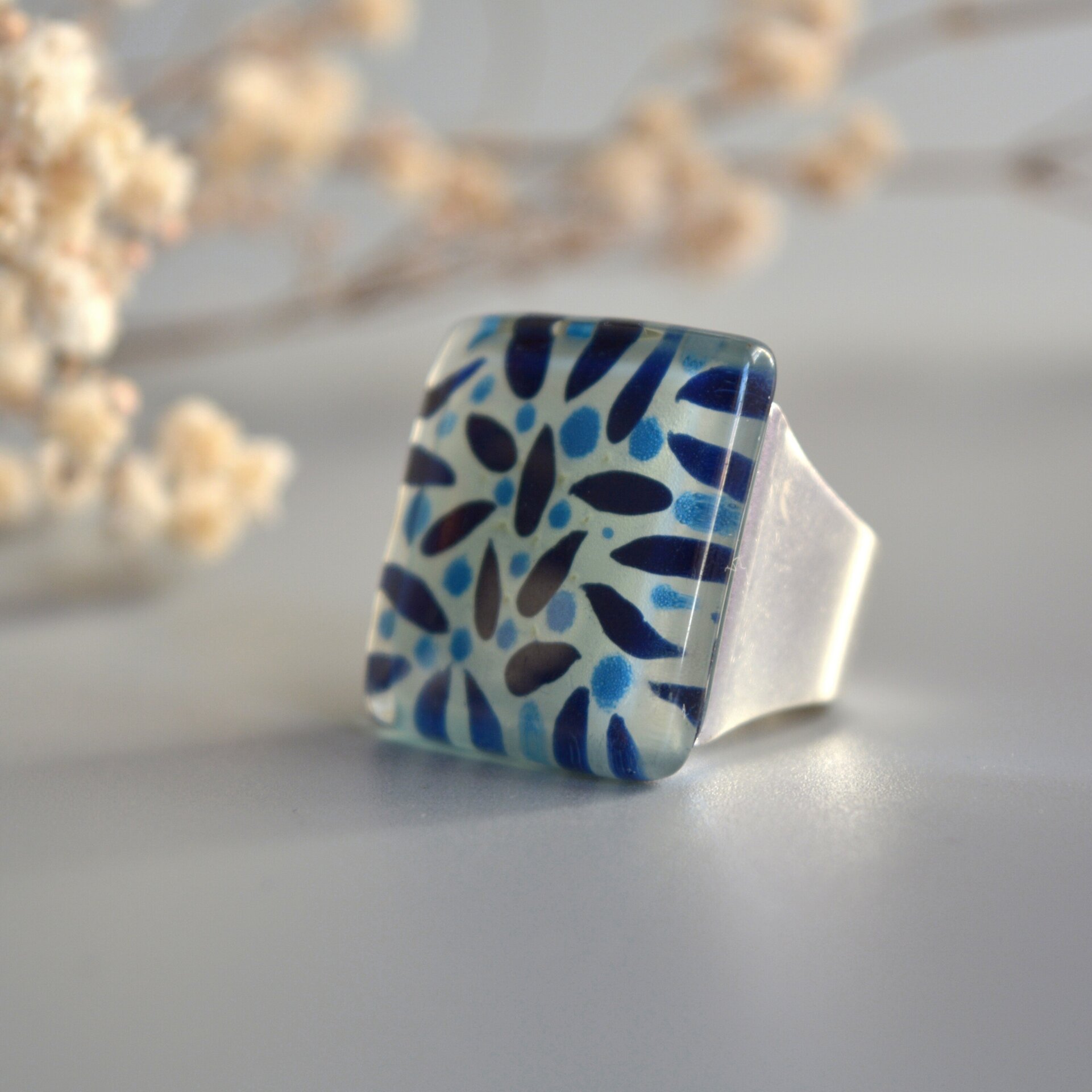 Anillo grande de vidrio "Lush", Hojas abstractas en azul, Talla ajustable - 2