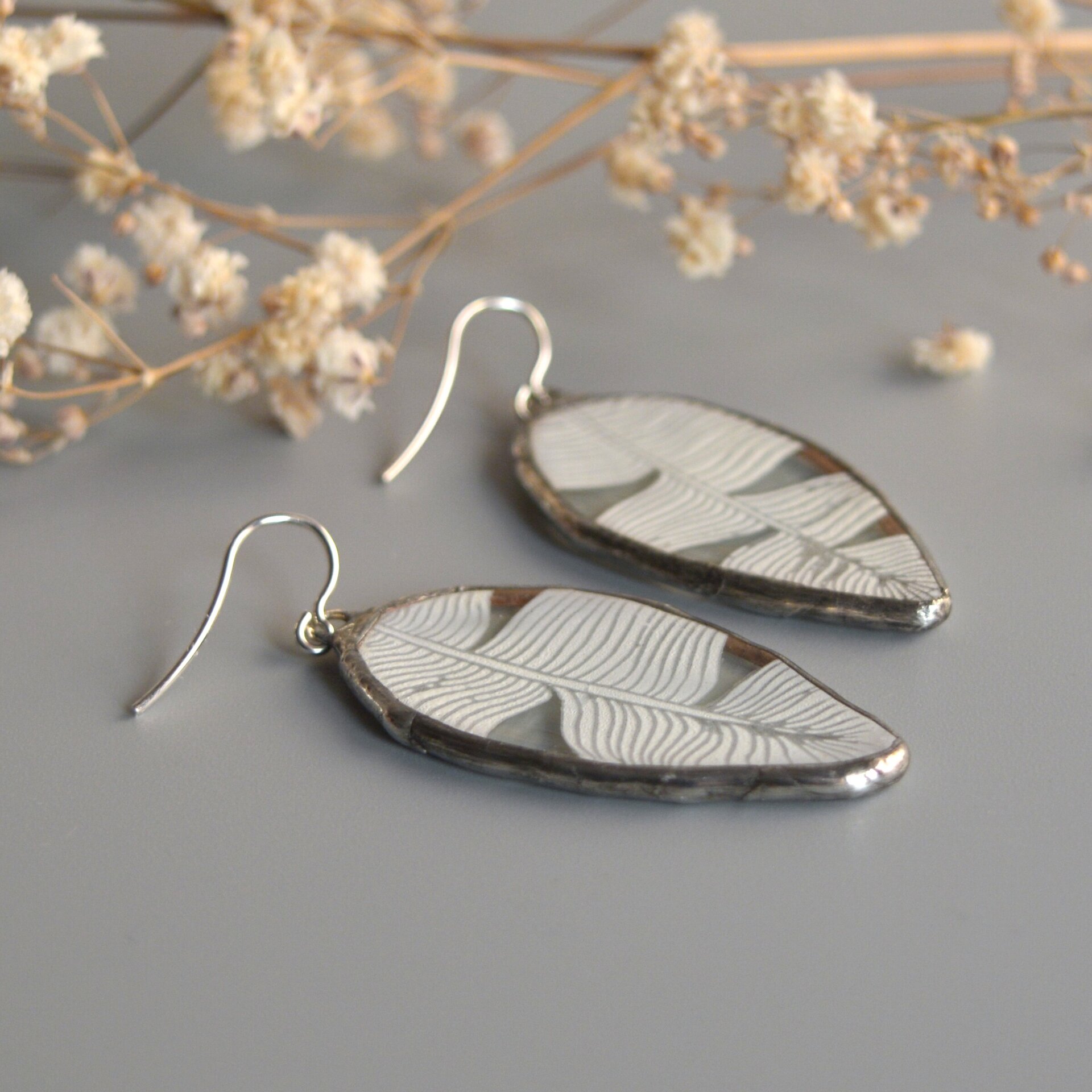Pendientes bohemios de pluma blanca, Joyas únicas de vidrio artesanal - 6