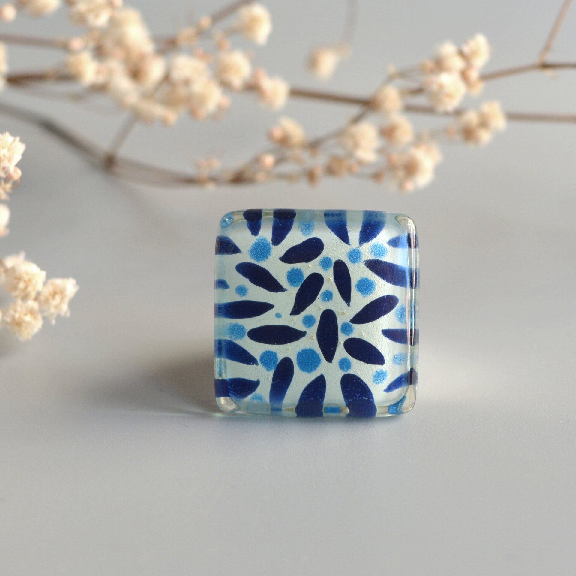 Anillo grande de vidrio "Lush", Hojas abstractas en azul, Talla ajustable - 7