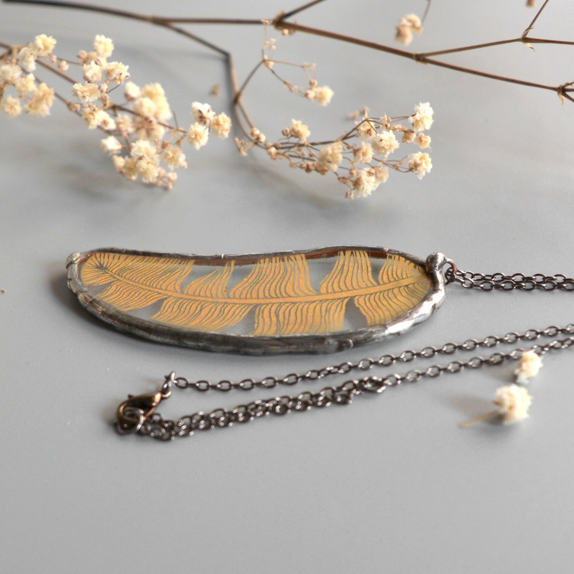 Colgante bohemio de pluma dorada, Joyas únicas de vidrio artesanal - 2