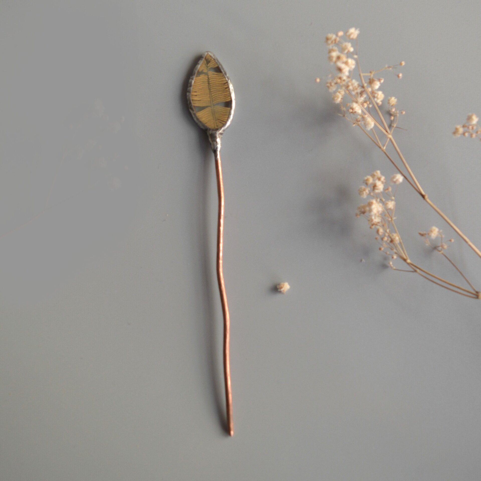 Palillo de pelo con pluma dorada - 4