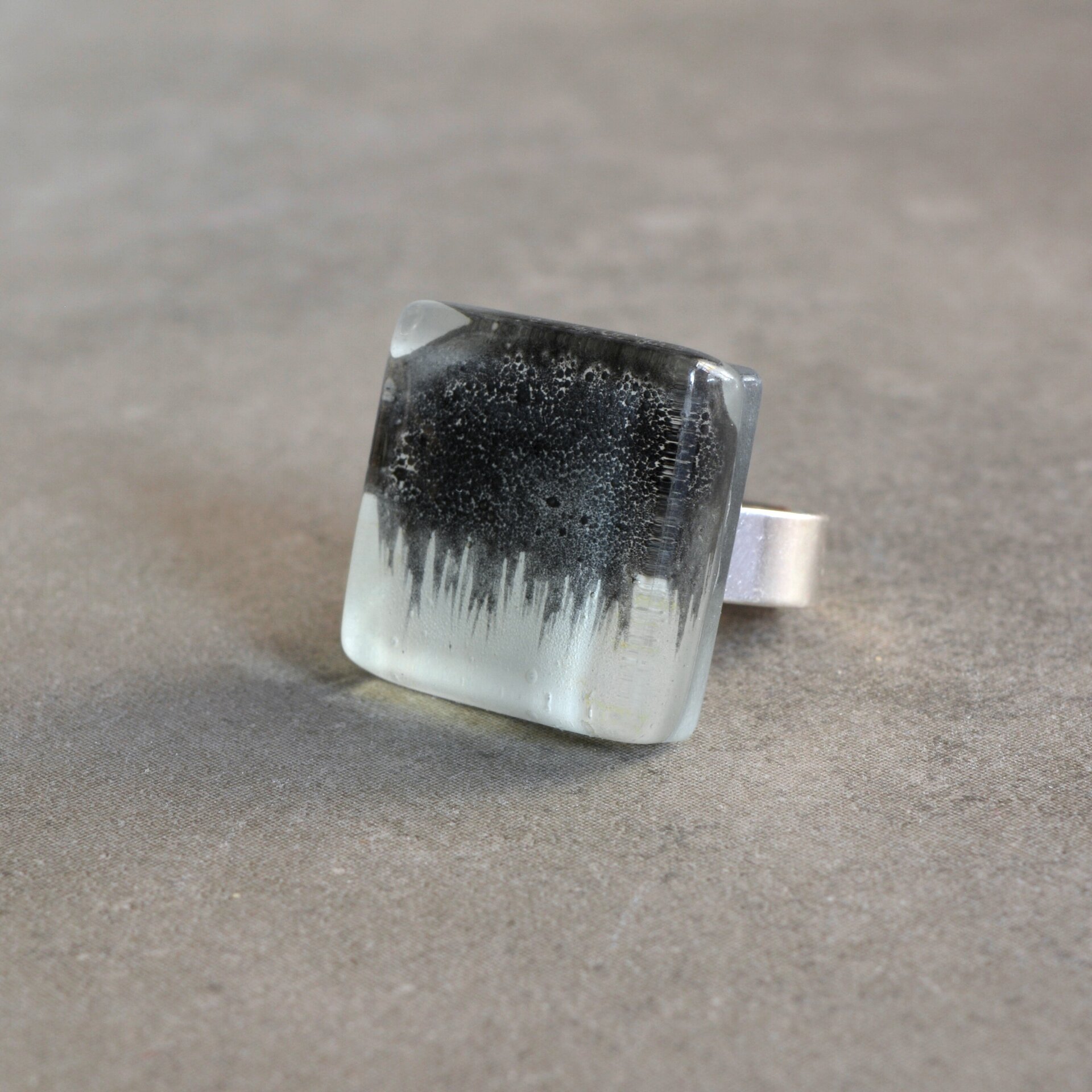 Anillo original con nube de tormenta, Talla ajustable, Diseño cuadrado - 1