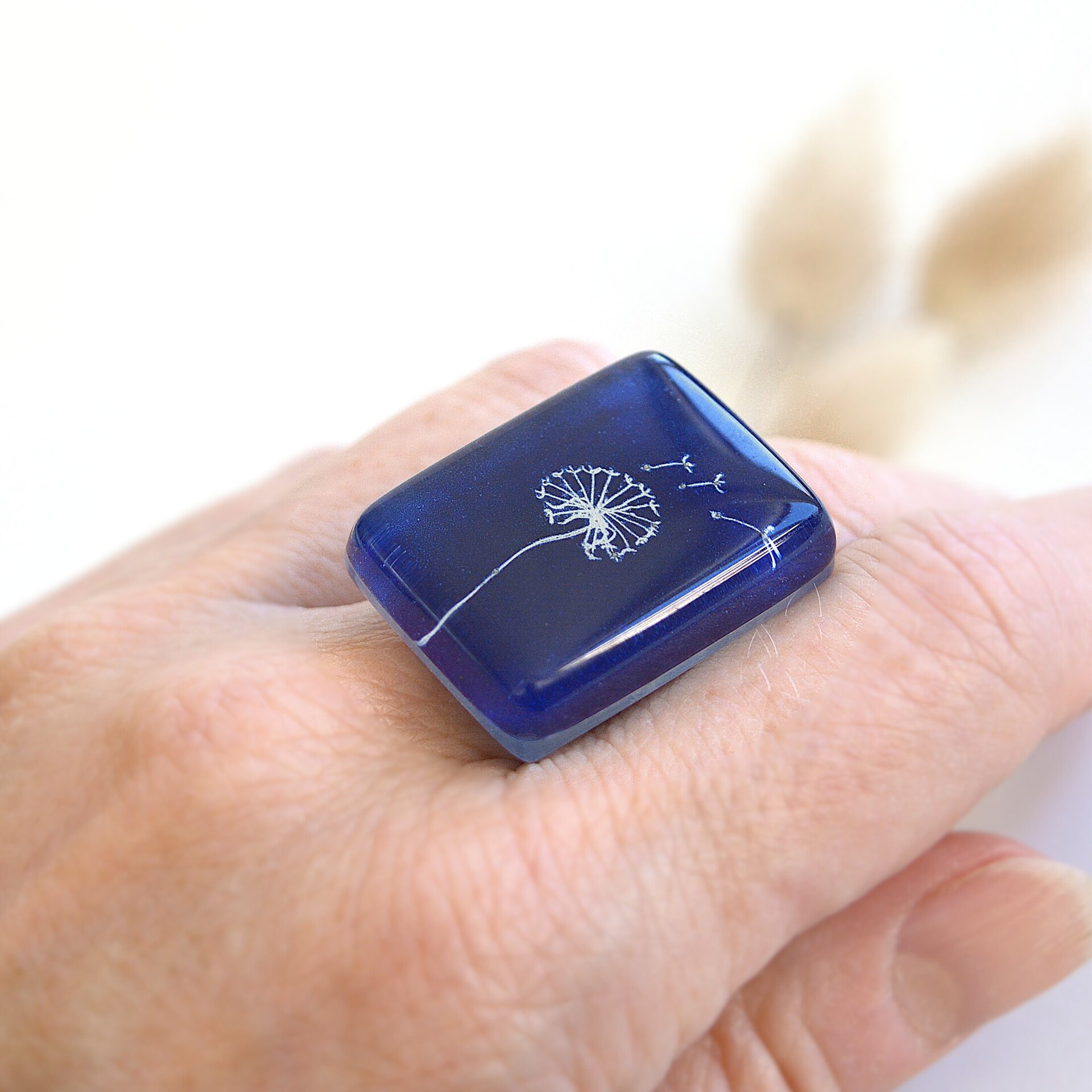 Anillo grande artesanal diente de león azul, Talla ajustable, Vidrio rectangular - 4