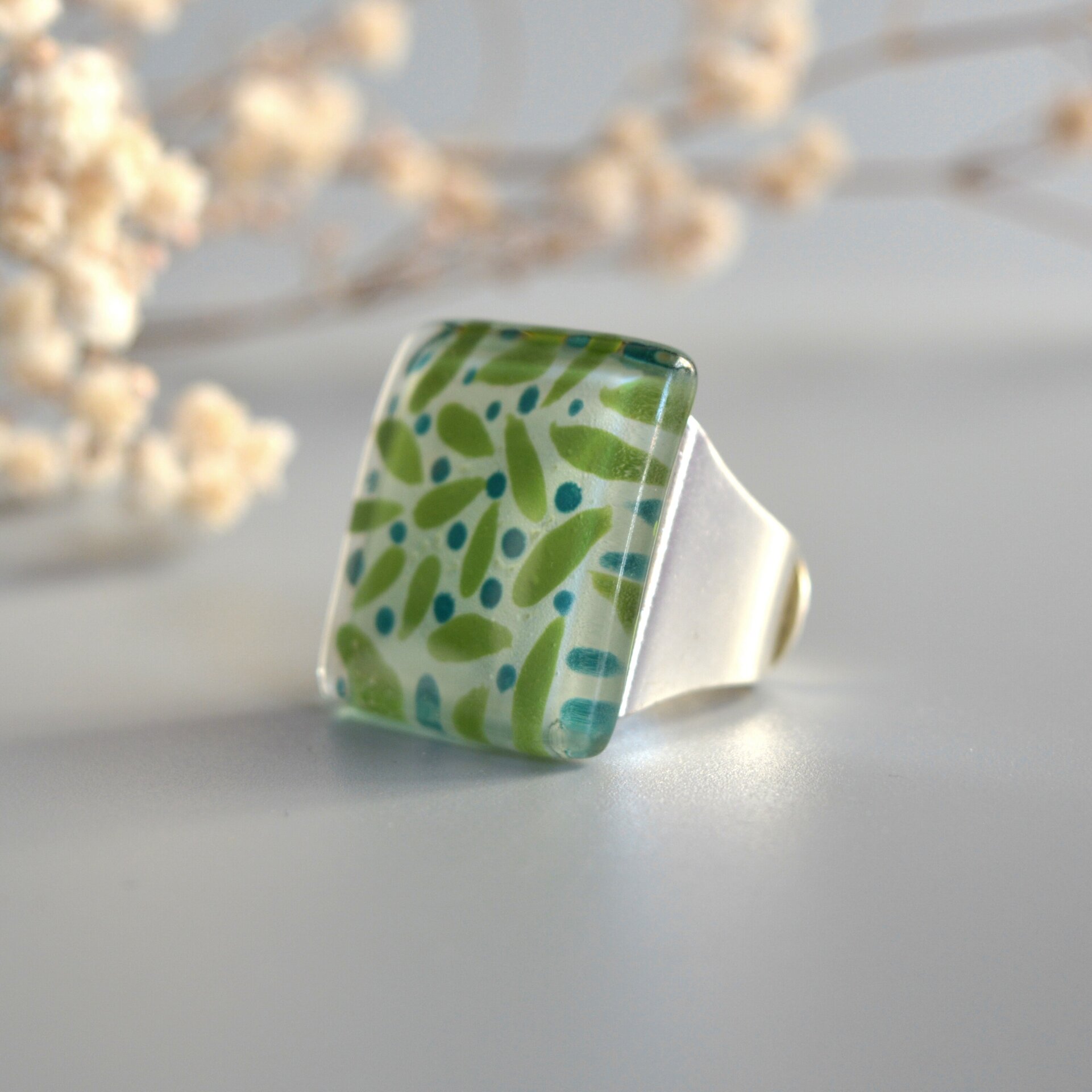 Anillo grande de vidrio "Lush", Hojas abstractas en verde, Talla ajustable - 3