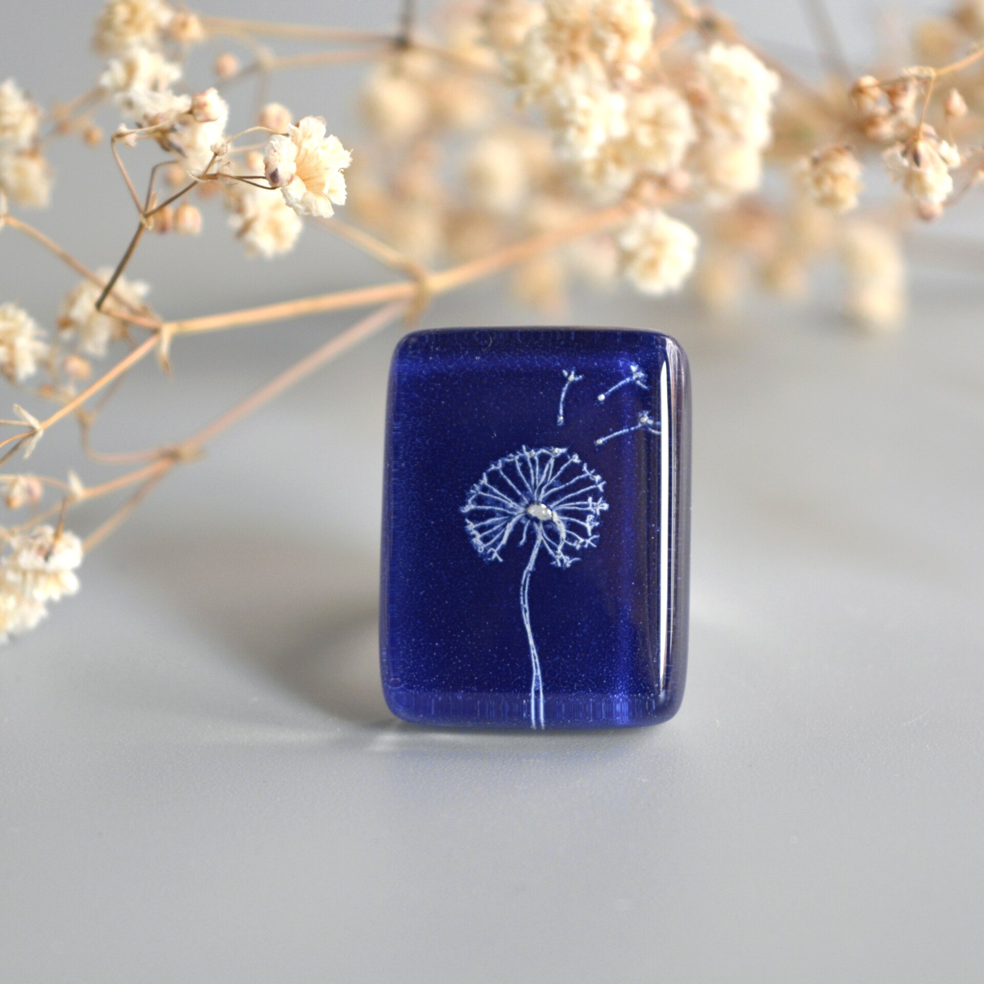 Anillo grande artesanal diente de león azul, Talla ajustable, Vidrio rectangular - 3