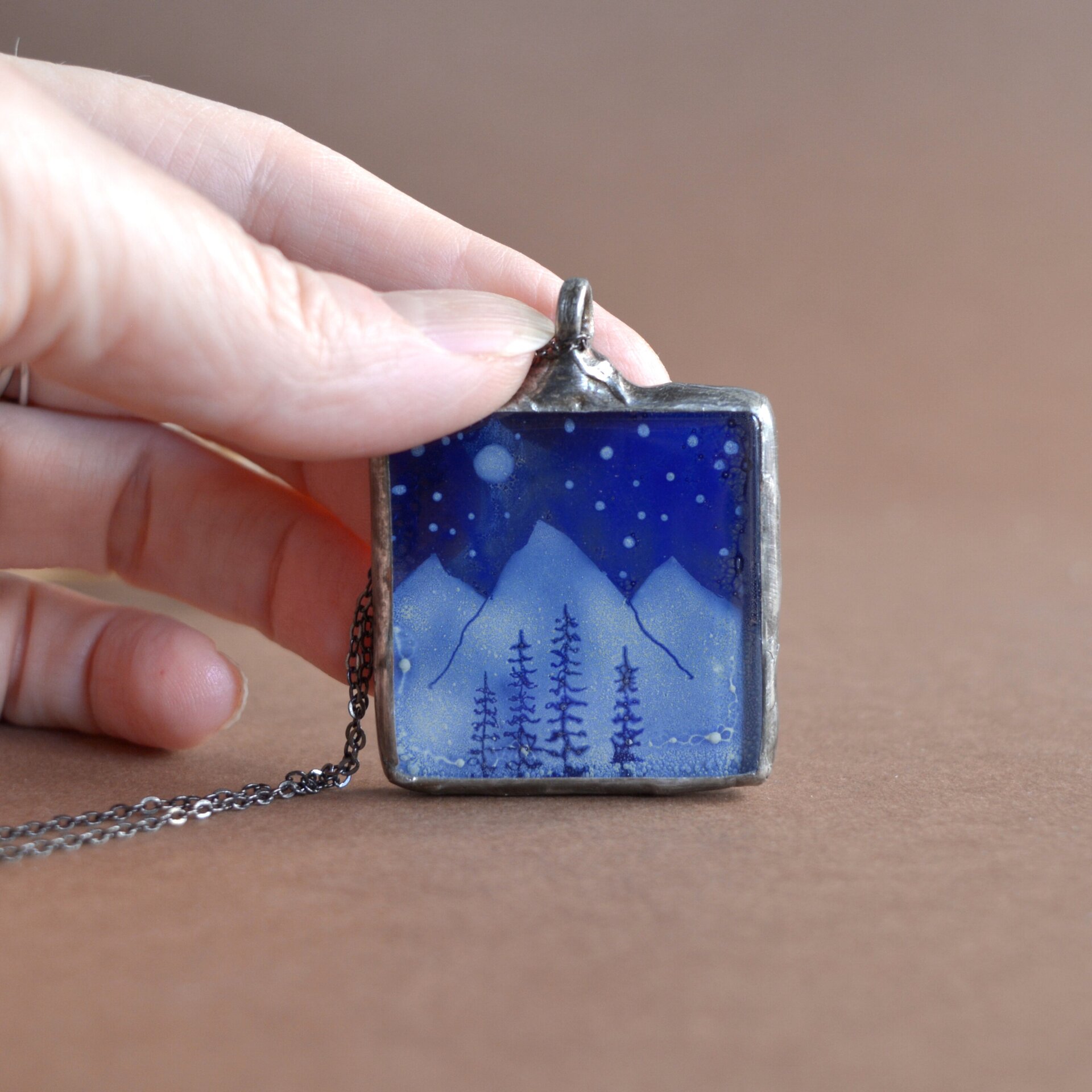 Colgante montaña azul hecho a mano con vidrio eco - 5