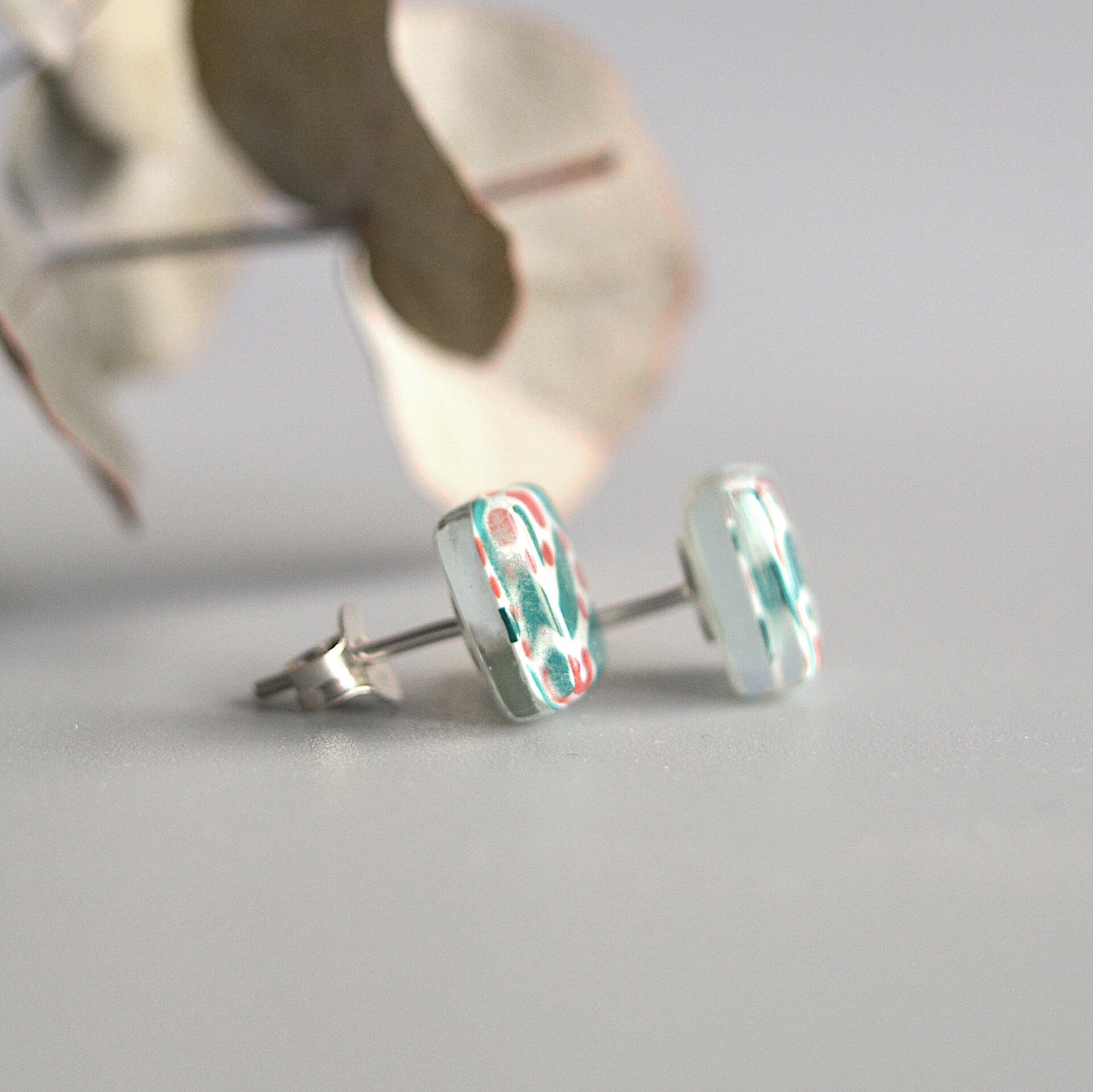 Pendientes botón con hojas y bayas en verde y rojo, Vidrio y plata de ley - 3