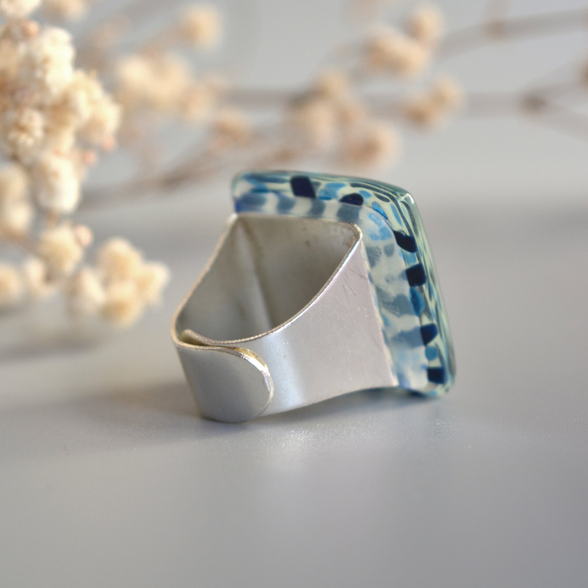 Anillo grande de vidrio "Lush", Hojas abstractas en azul, Talla ajustable - 4
