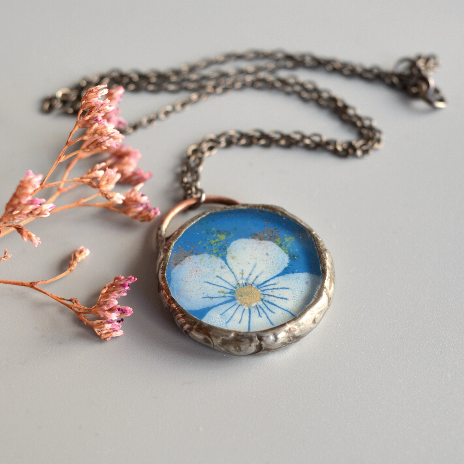 Colgante azul con flor blanca, Joyas artesanales únicas de vidrio reciclado - 2