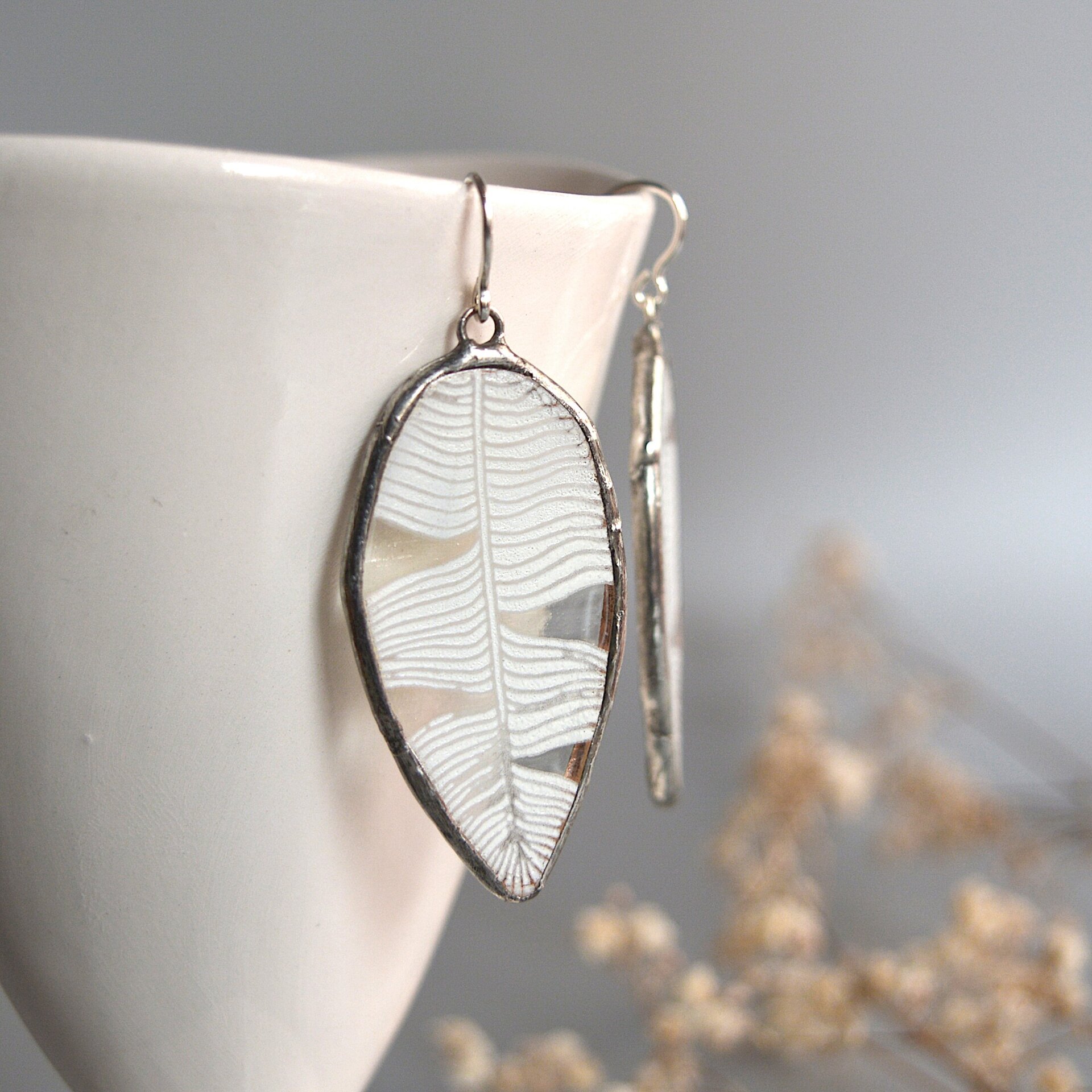 Pendientes bohemios de pluma blanca, Joyas únicas de vidrio artesanal - 5