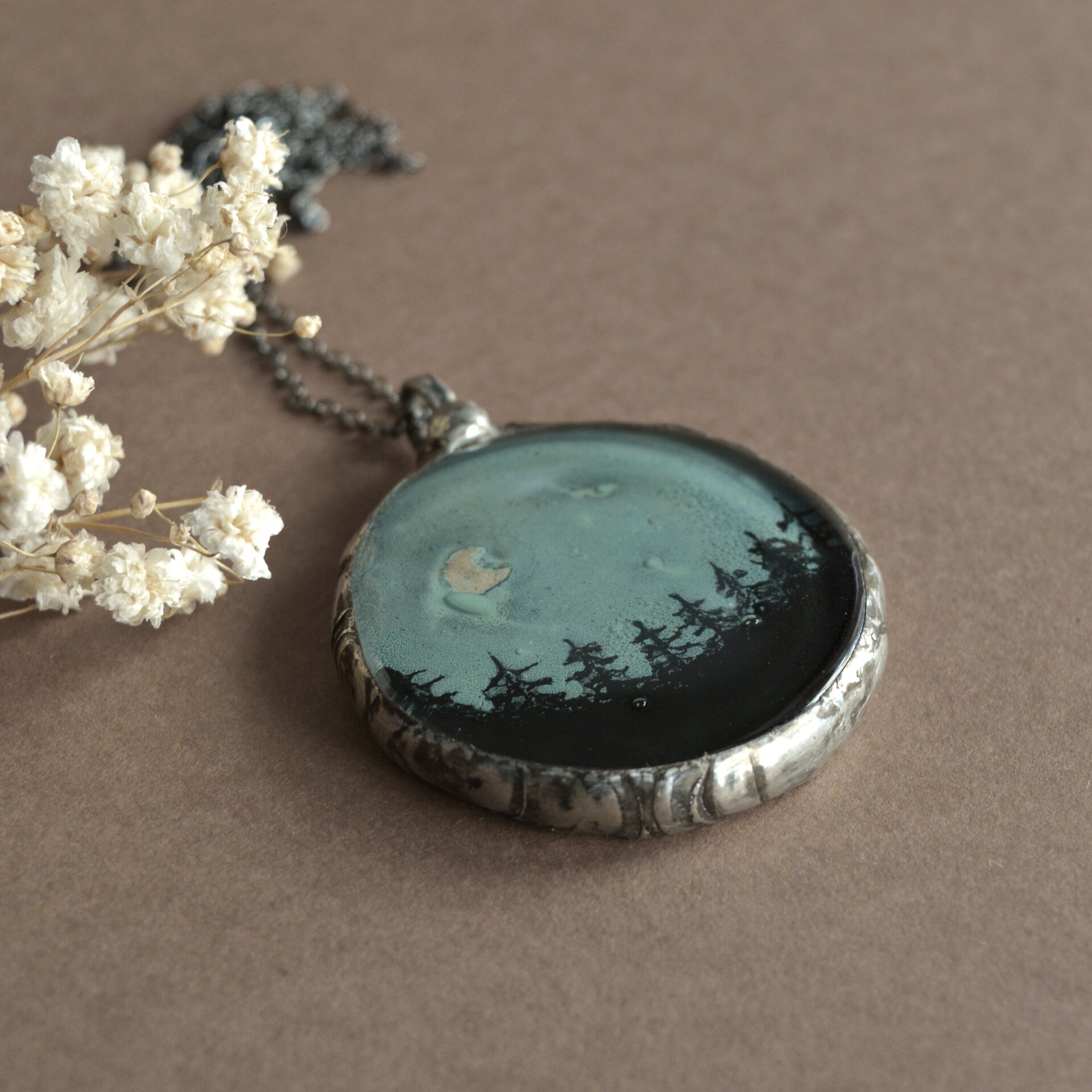 Colgante con pinos verde y negro hecho a mano en vidrio reciclado - 2