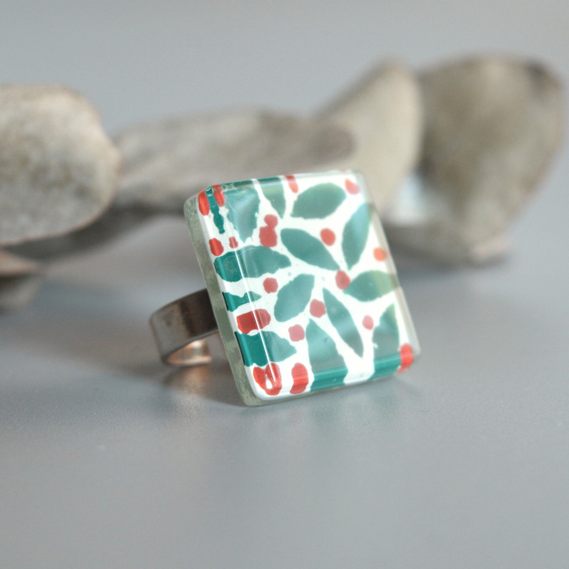 Anillo LUSH con hojas abstractas en verde y rojo, Talla ajustable - 3