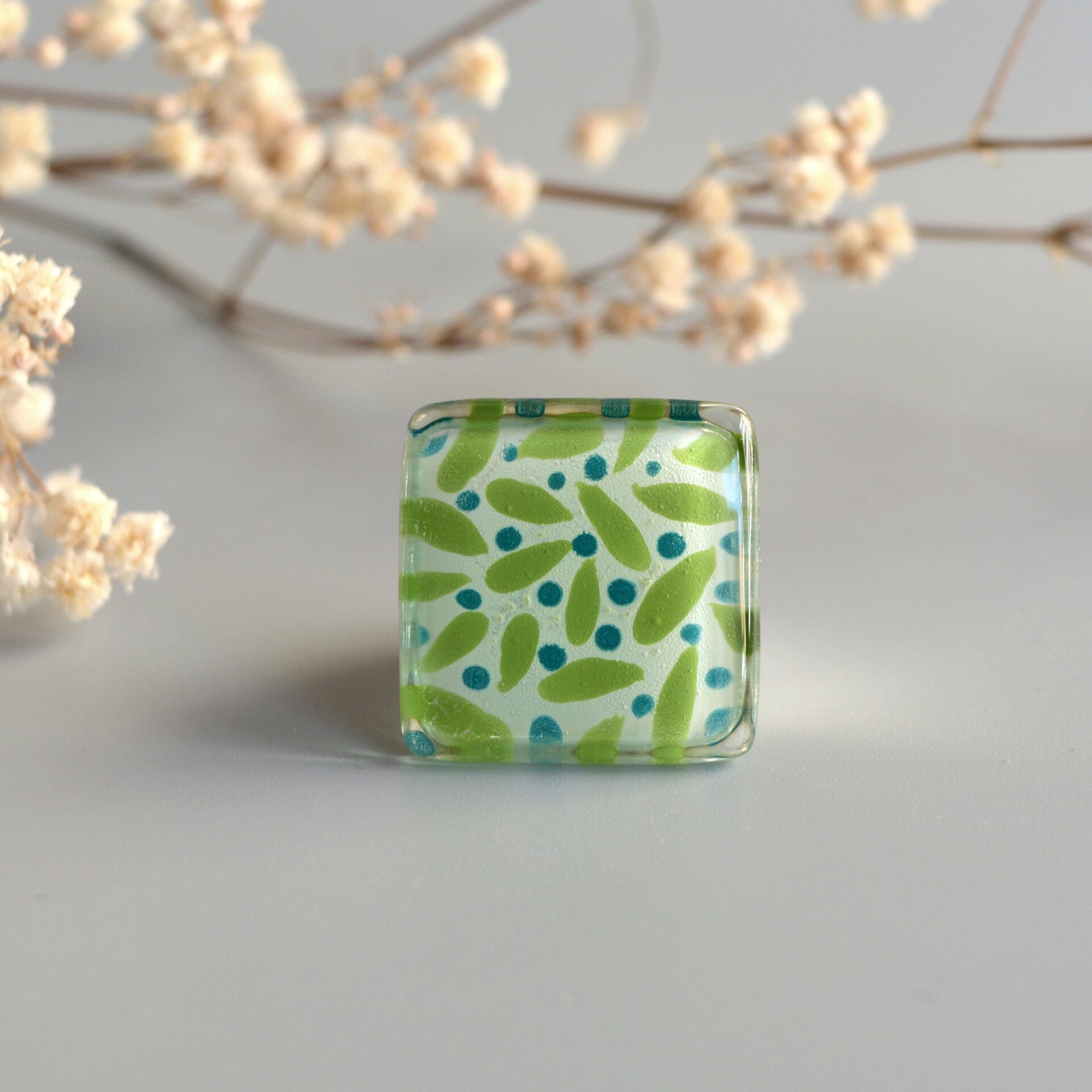 Anillo grande de vidrio "Lush", Hojas abstractas en verde, Talla ajustable - 2