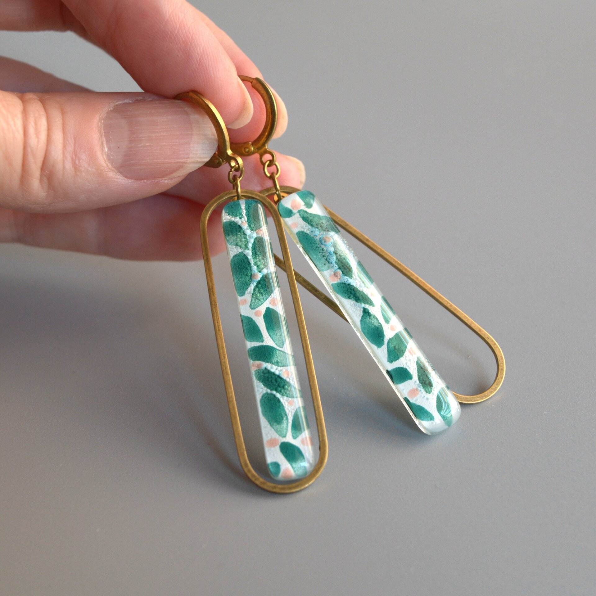 Pendientes largos de vidrio artesanal y latón, Color verde esmeralda - 4