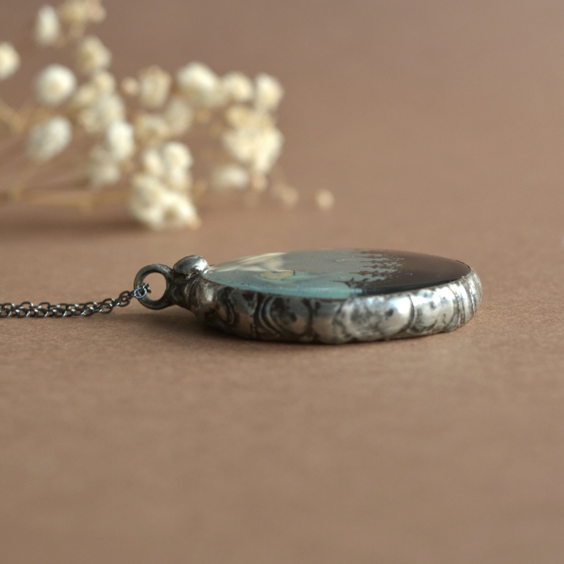 Colgante con pinos verde y negro hecho a mano en vidrio reciclado - 4