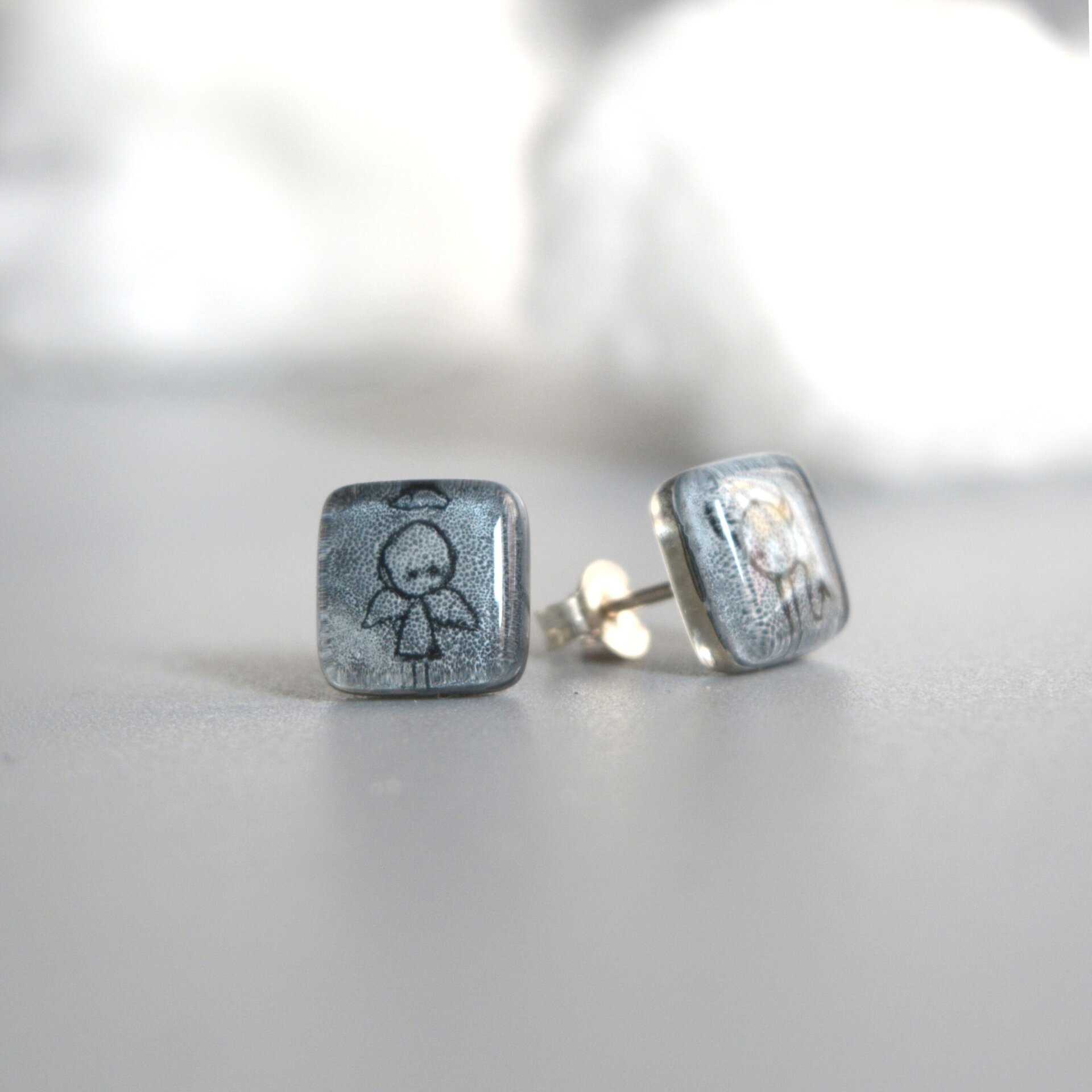 Pequeños pendientes con angel y diablo pintados a mano, Vidrio y plata de ley - 3