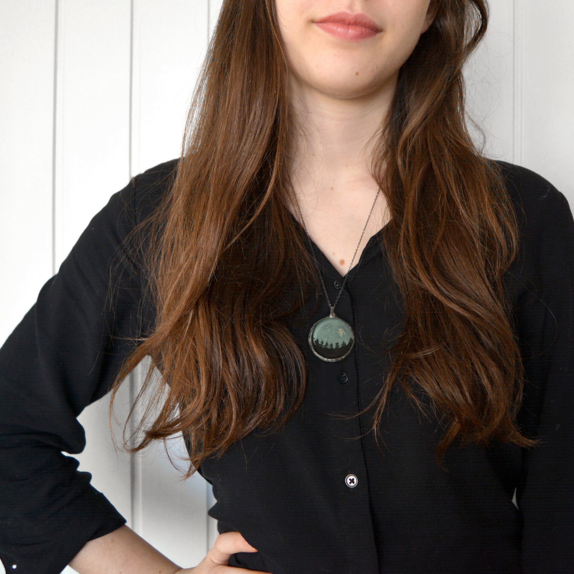 Colgante con pinos verde y negro hecho a mano en vidrio reciclado - 7