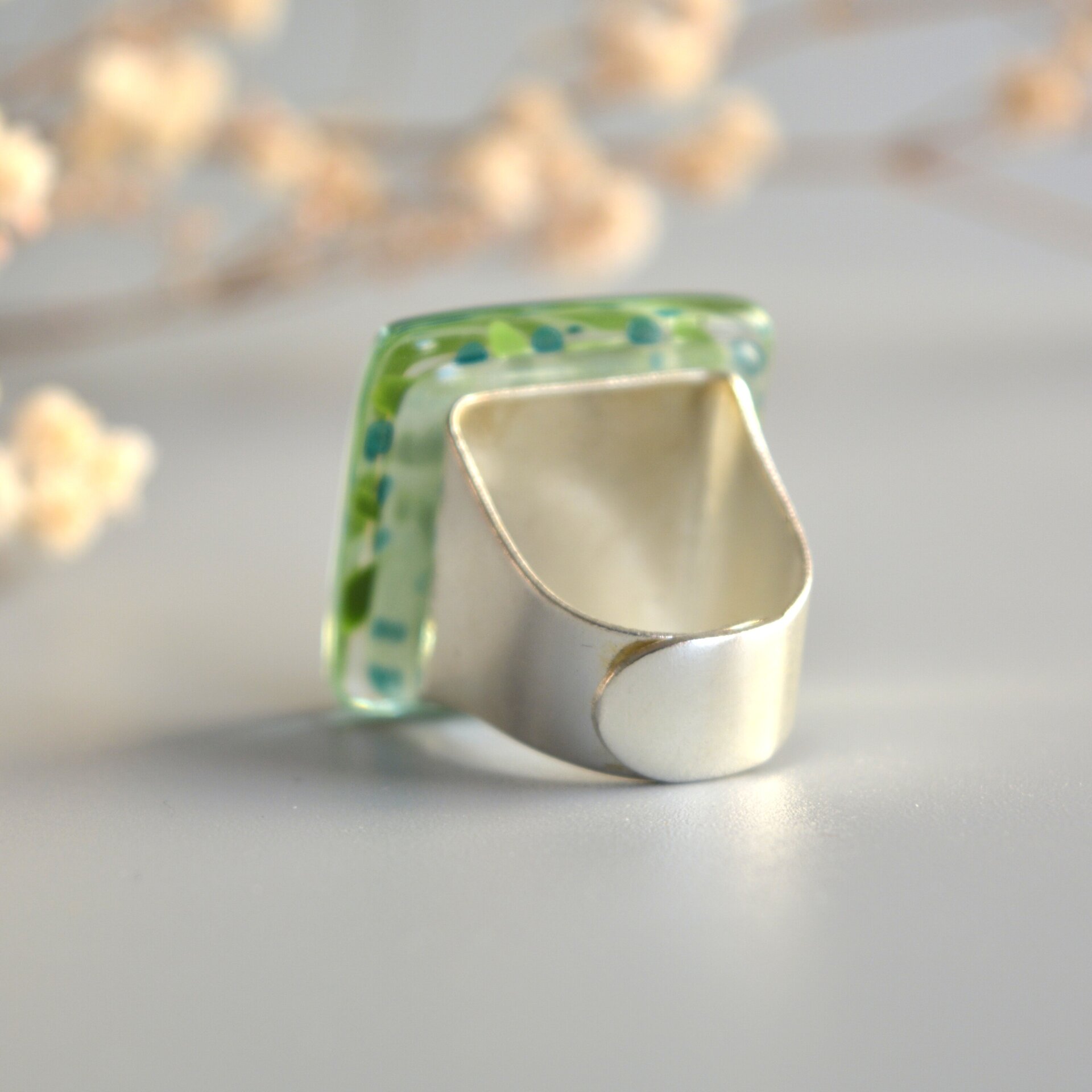 Anillo grande de vidrio "Lush", Hojas abstractas en verde, Talla ajustable - 5