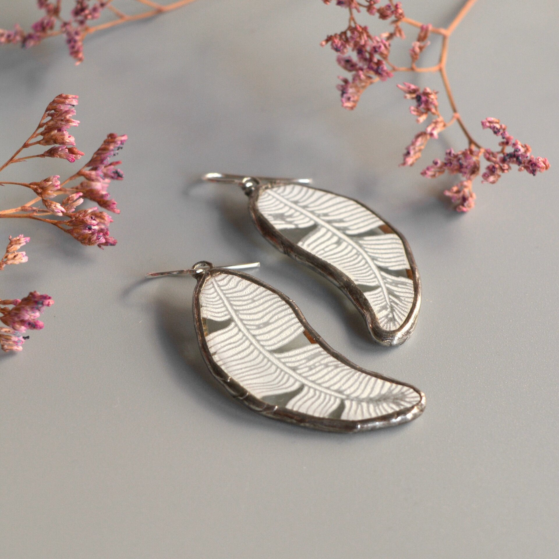 Pendientes bohemios de pluma blanca, Joyas únicas de vidrio artesanal - 4