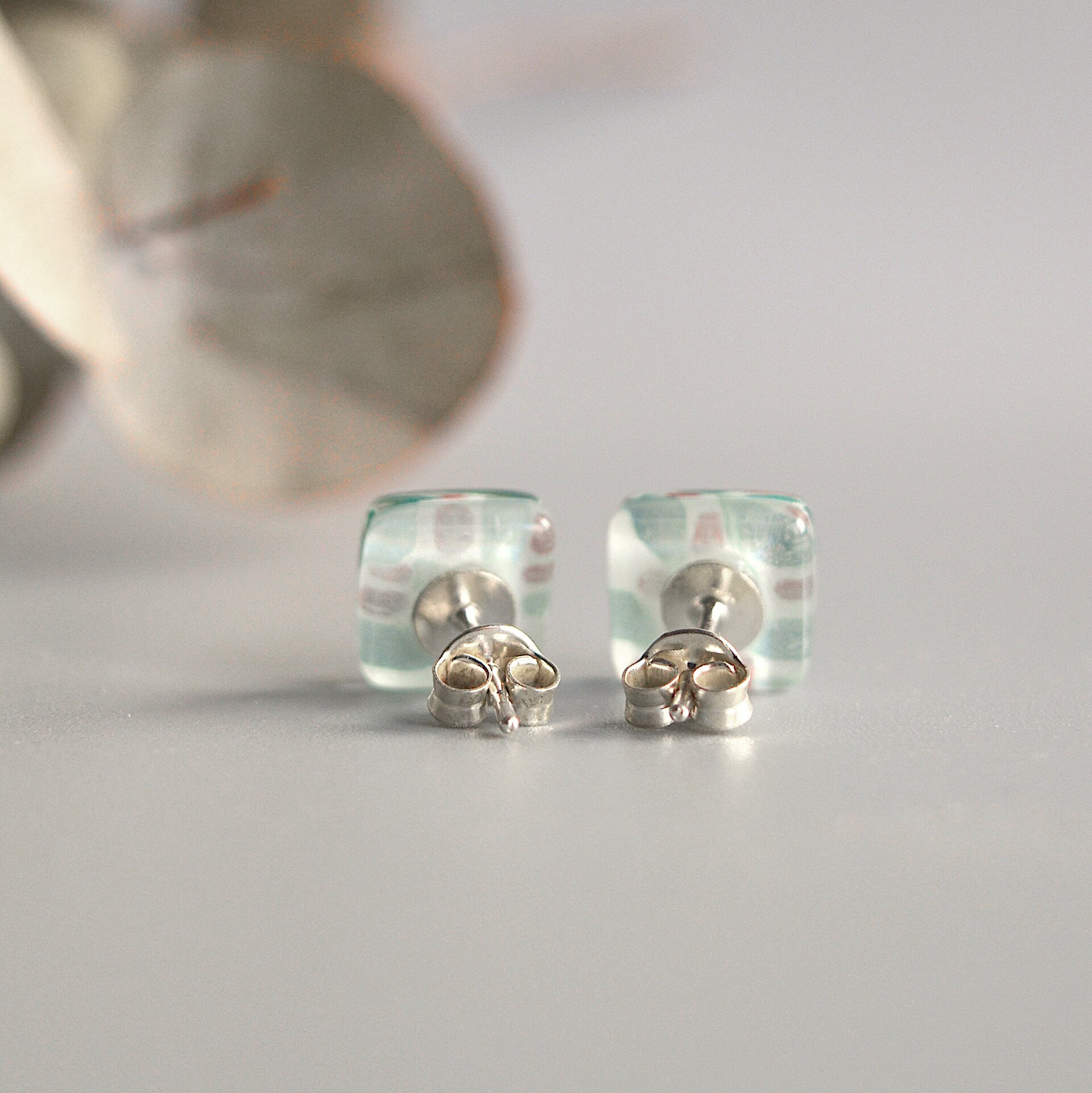 Pendientes botón con hojas y bayas en verde y rojo, Vidrio y plata de ley - 5