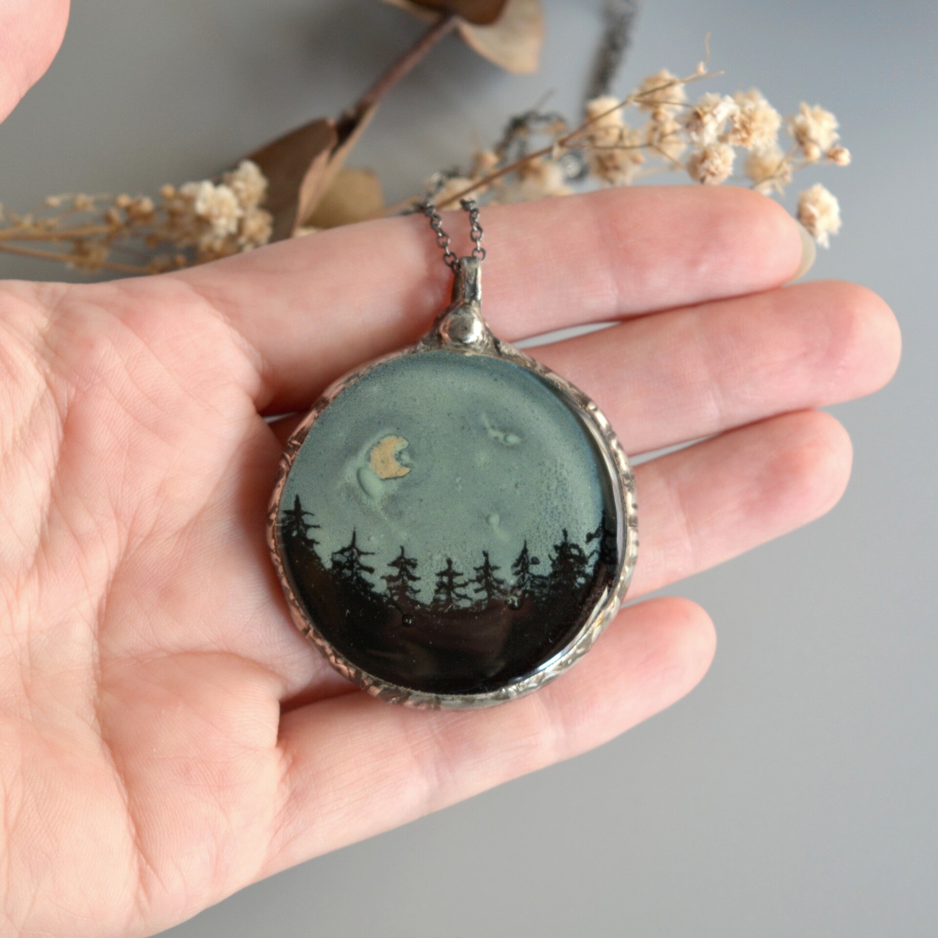 Colgante con pinos verde y negro hecho a mano en vidrio reciclado - 5