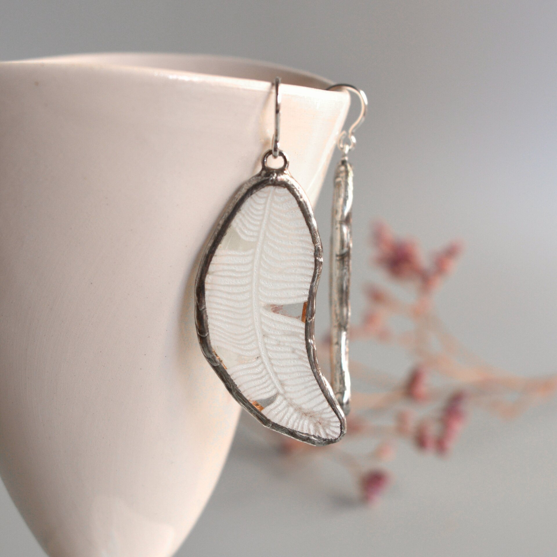 Pendientes bohemios de pluma blanca, Joyas únicas de vidrio artesanal - 2