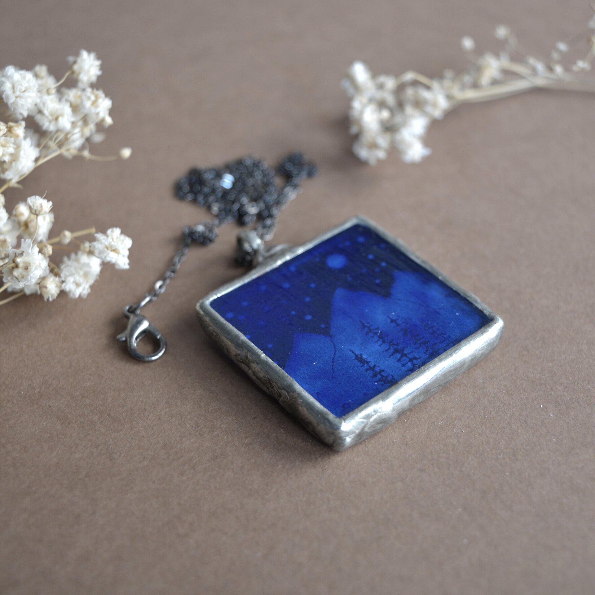 Colgante montaña azul hecho a mano con vidrio eco - 7