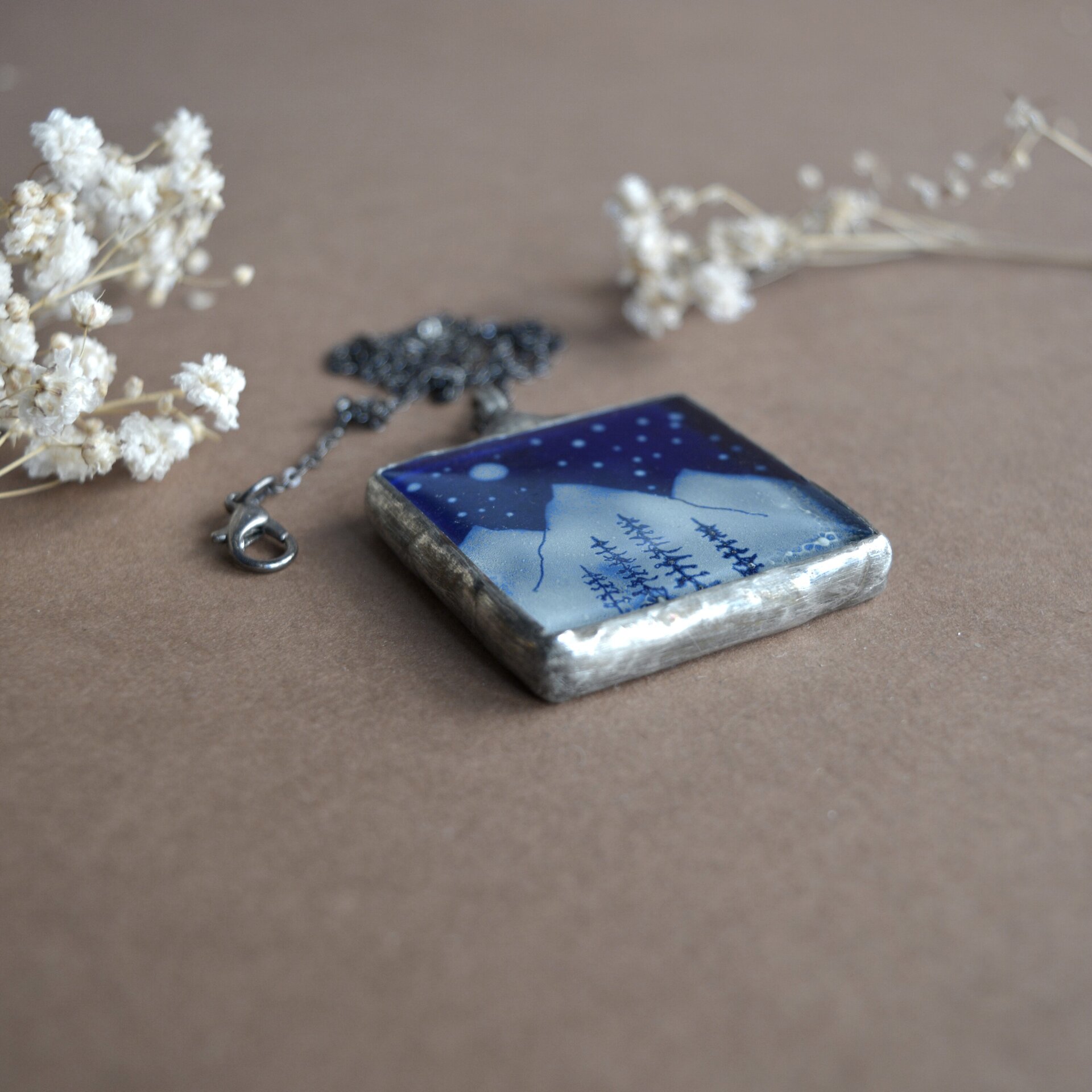 Colgante montaña azul hecho a mano con vidrio eco - 6