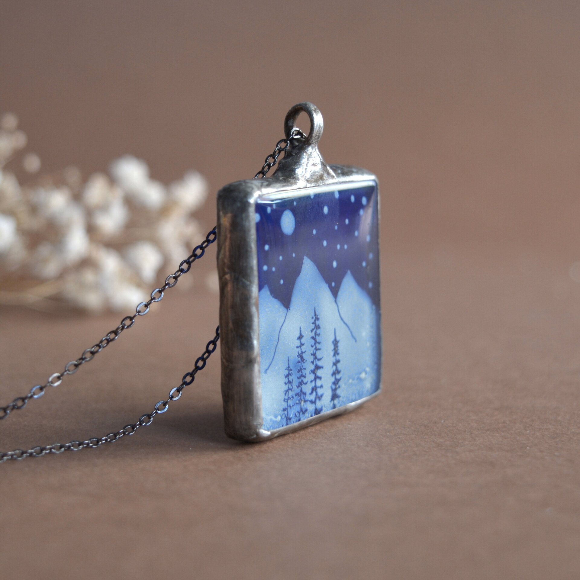 Colgante montaña azul hecho a mano con vidrio eco - 4