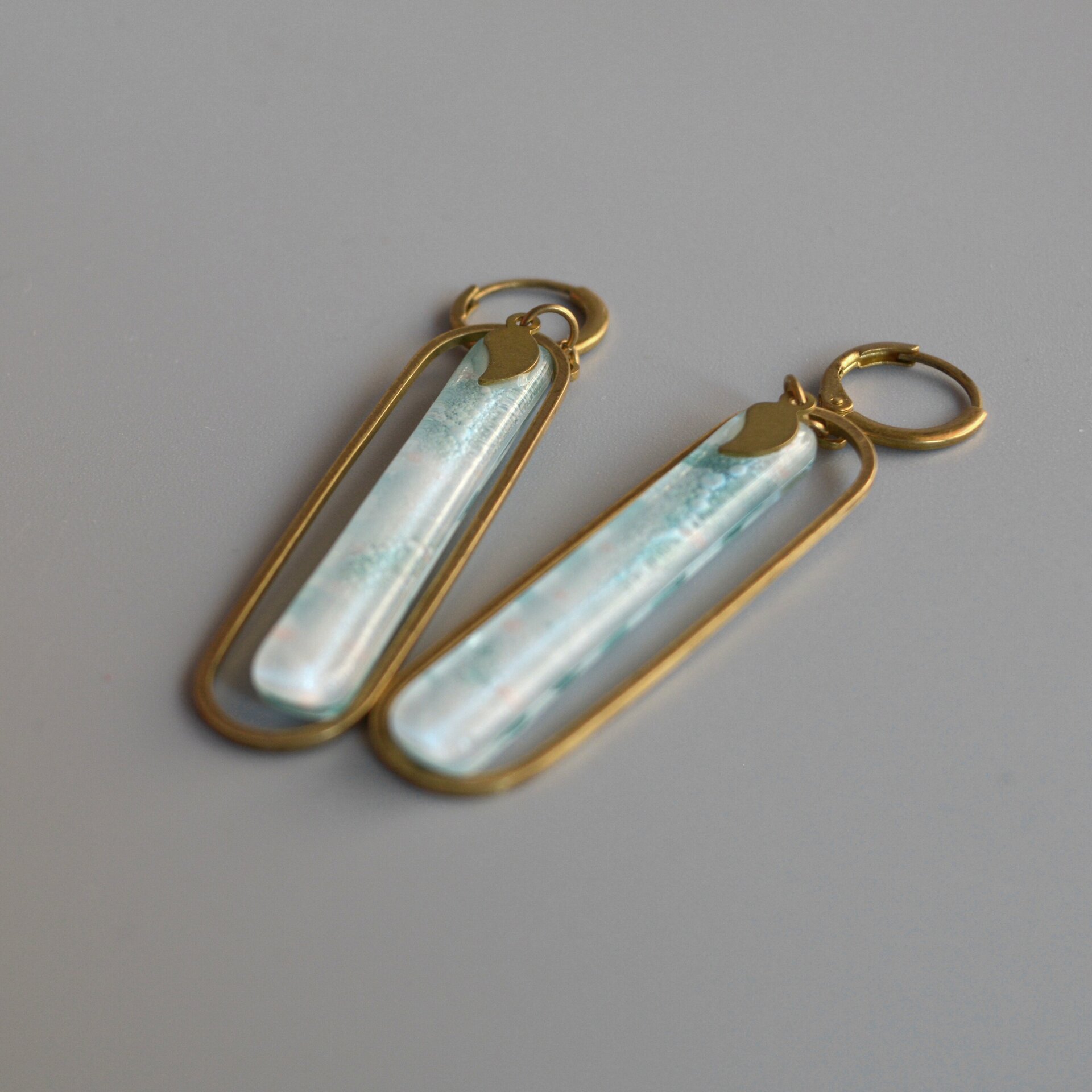 Pendientes largos de vidrio artesanal y latón, Color verde esmeralda - 6