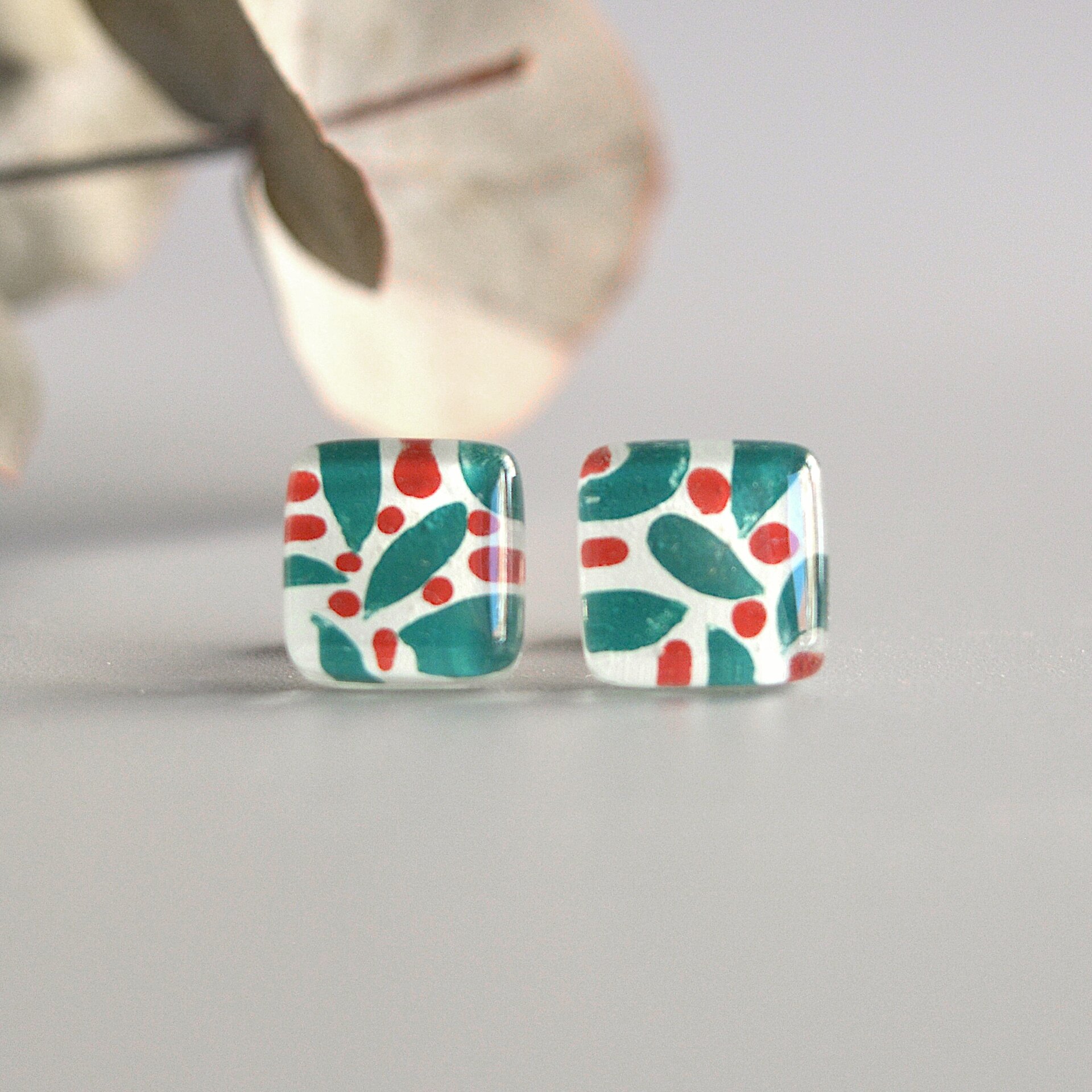 Pendientes botón con hojas y bayas en verde y rojo, Vidrio y plata de ley - 7