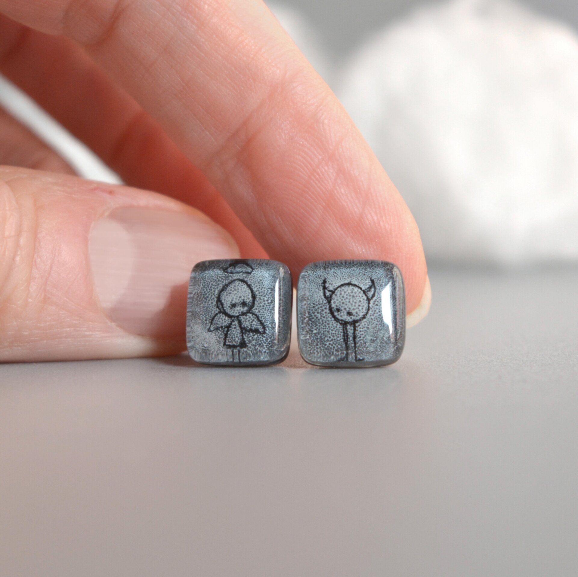 Pequeños pendientes con angel y diablo pintados a mano, Vidrio y plata de ley - 5
