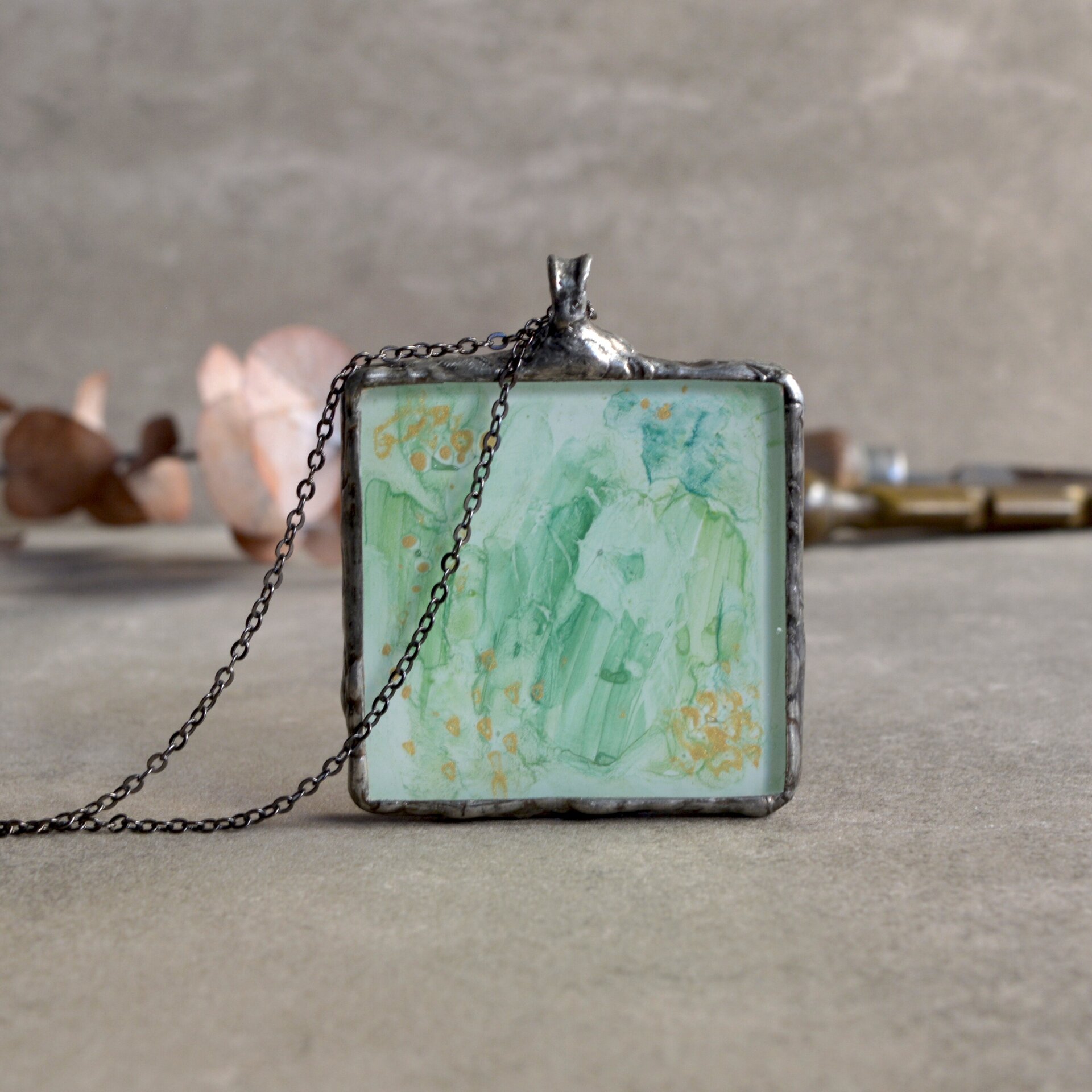 Colgante verde con cadena, Joyas creativas de vidrio artesanal - 1