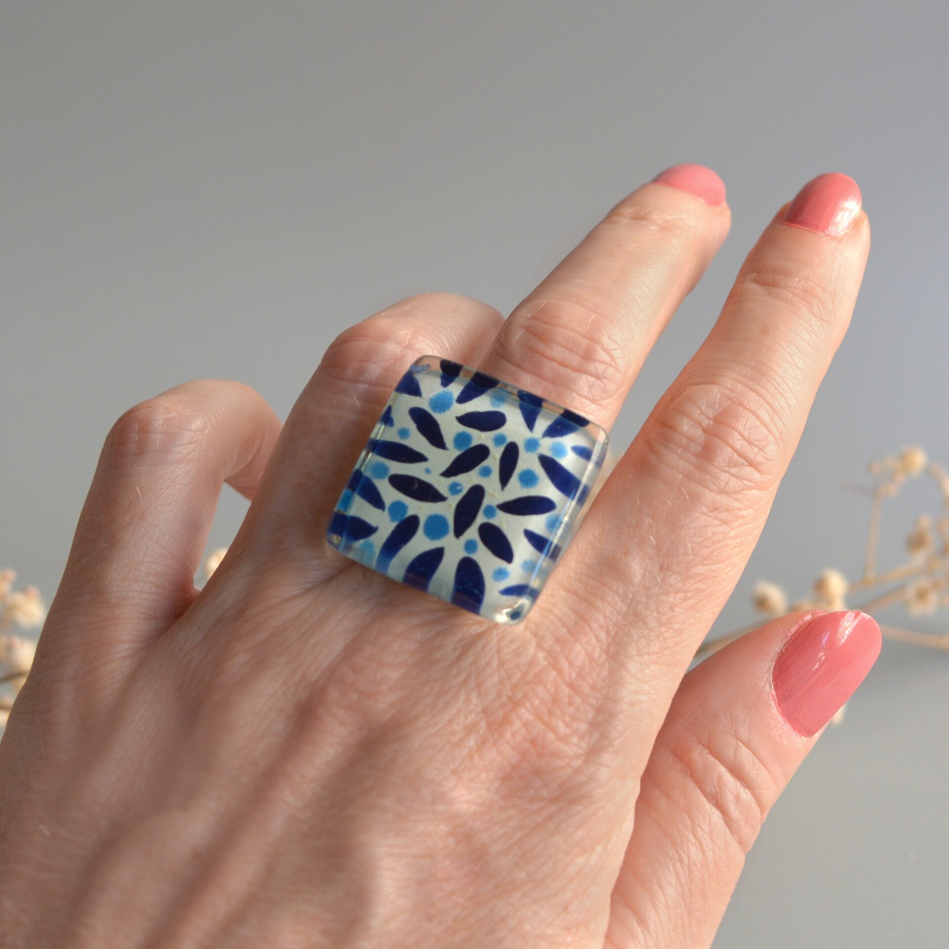 Anillo grande de vidrio "Lush", Hojas abstractas en azul, Talla ajustable - 3