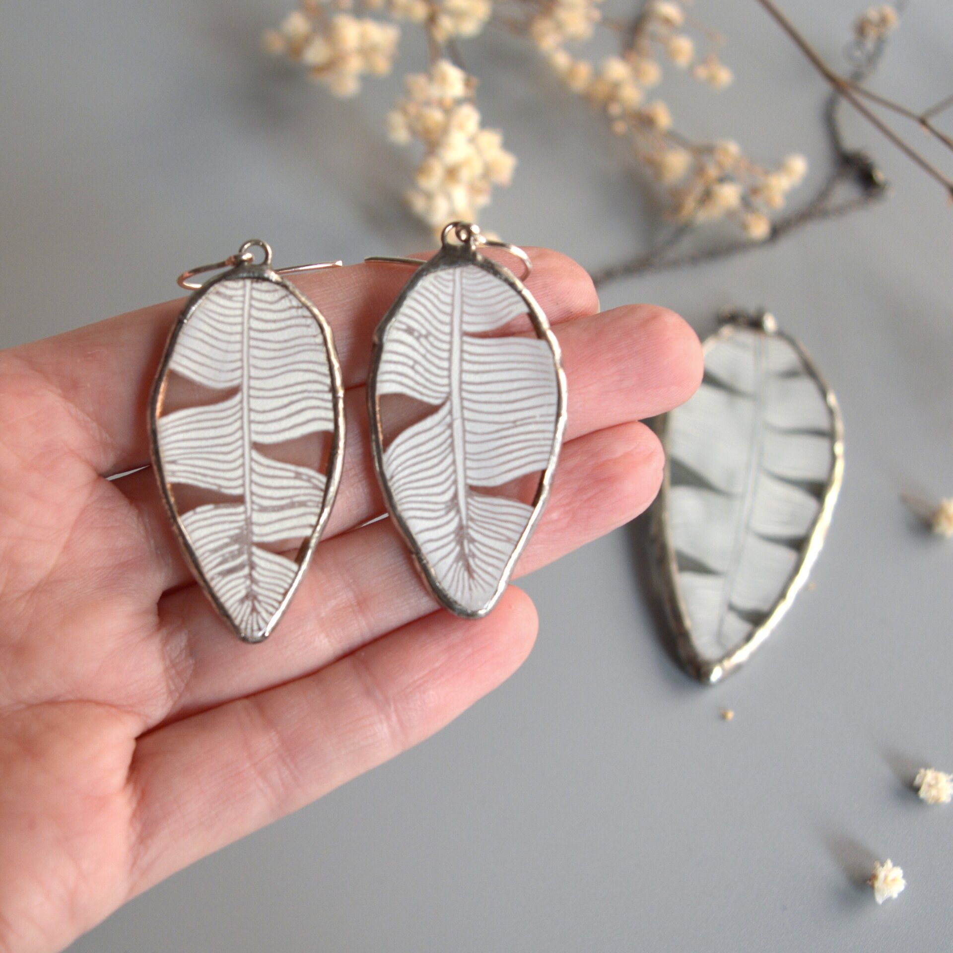 Pendientes bohemios de pluma blanca, Joyas únicas de vidrio artesanal - 3