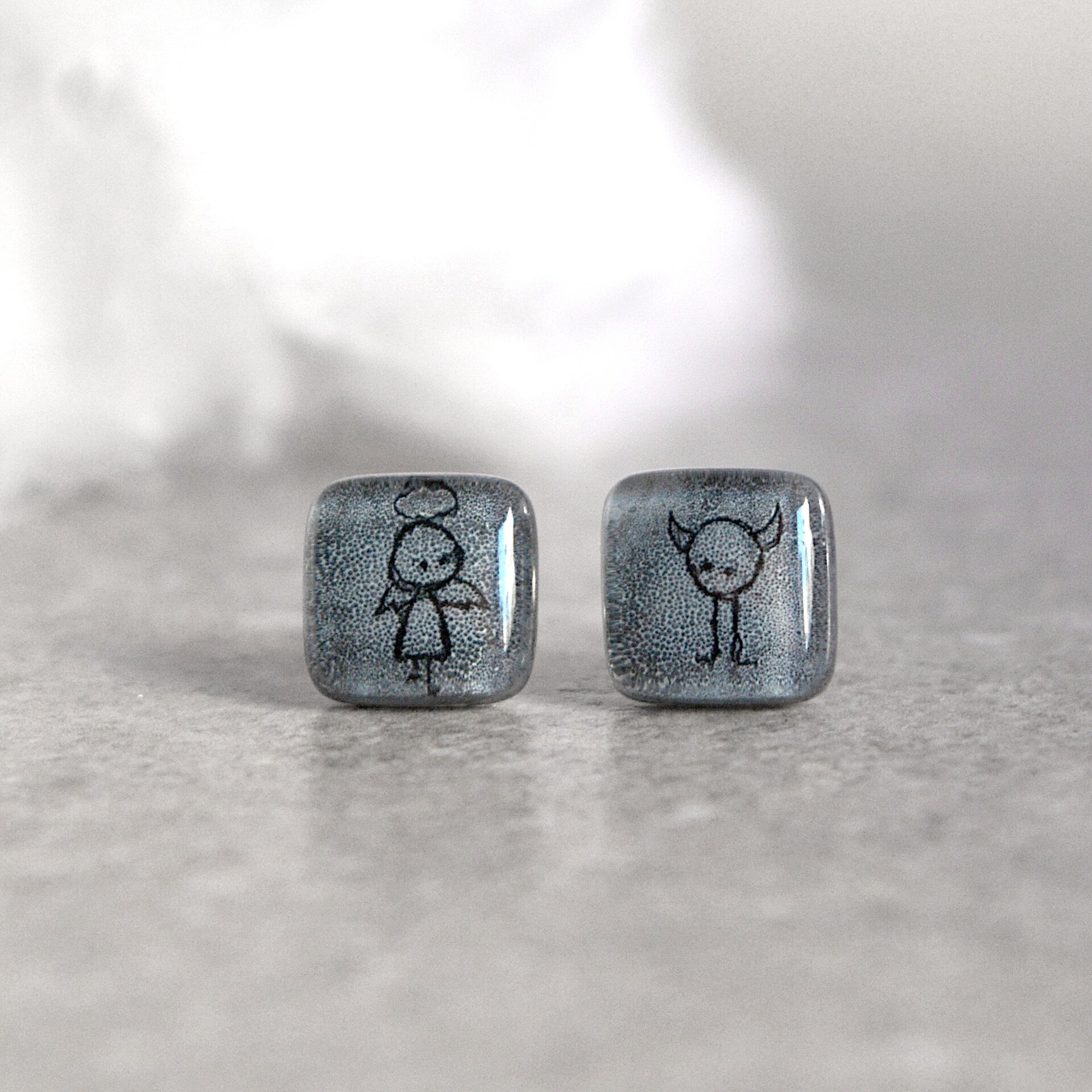 Pequeños pendientes con angel y diablo pintados a mano, Vidrio y plata de ley - 2
