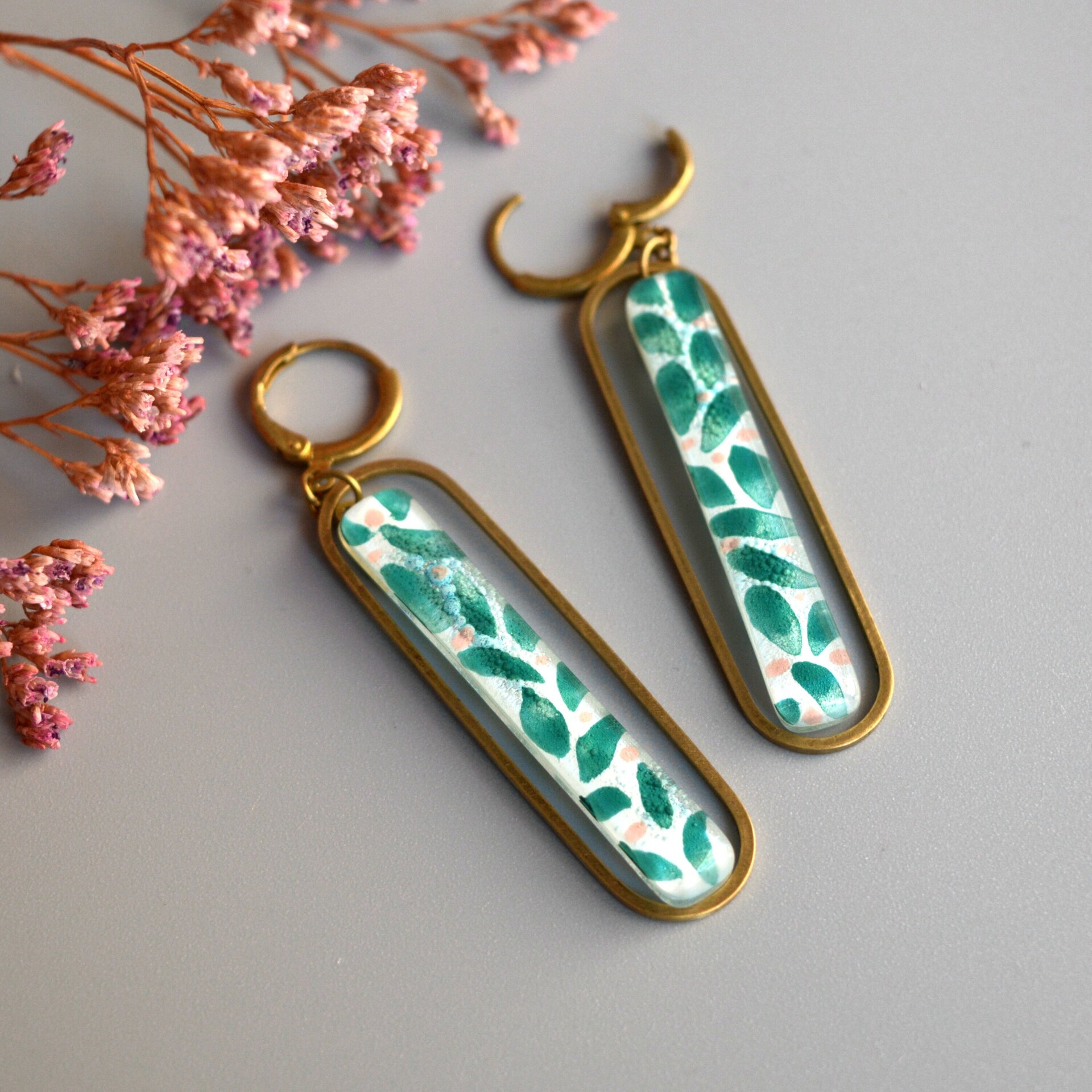 Pendientes largos de vidrio artesanal y latón, Color verde esmeralda - 2