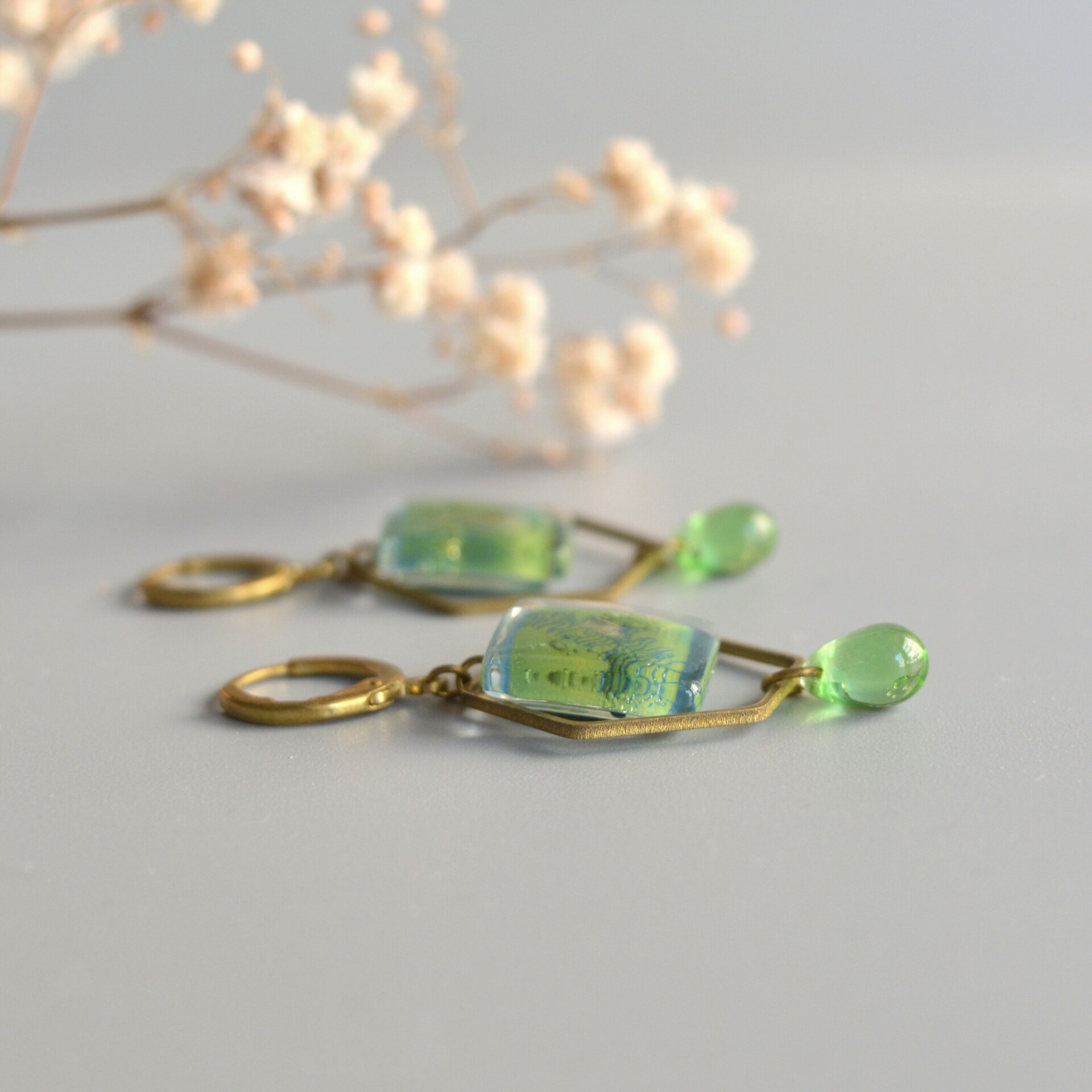 Pendientes bohemios con dos cuentas de vidrio artesanal, Color verde - 5