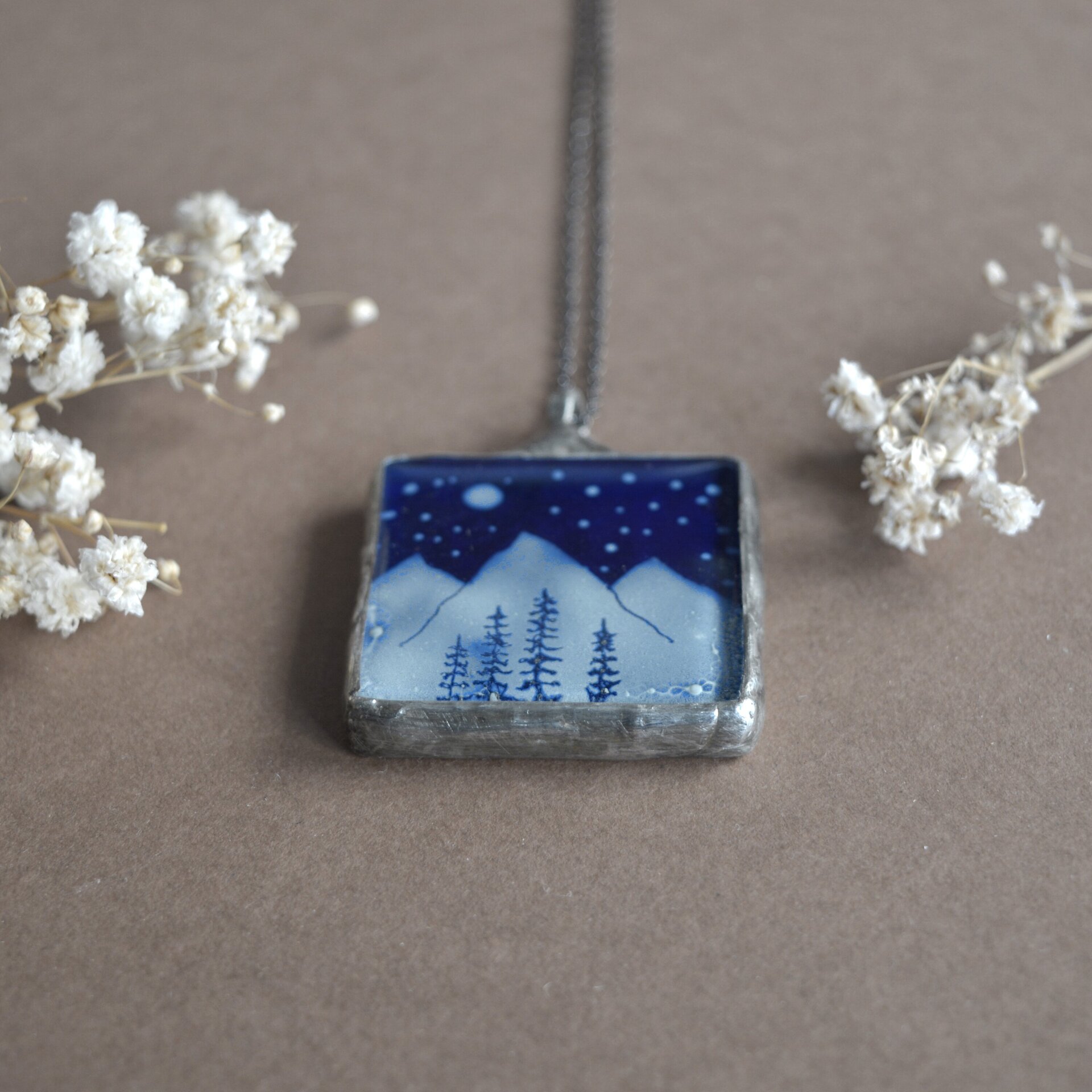 Colgante montaña azul hecho a mano con vidrio eco - 2