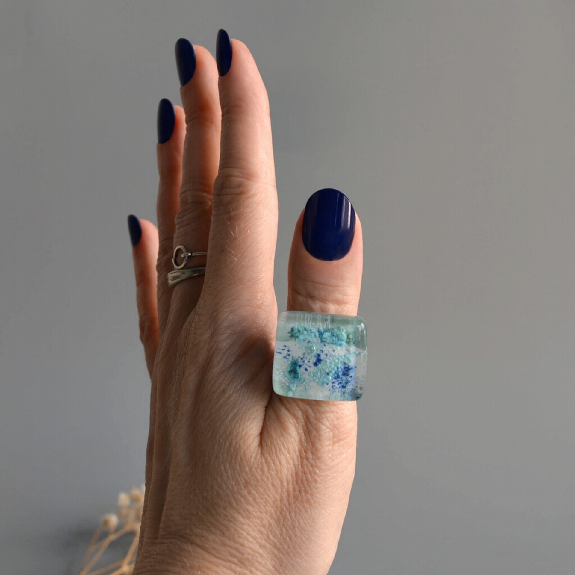 Anillo turquesa con burbujas, Vidrio artesanal, Talla ajustable - 1