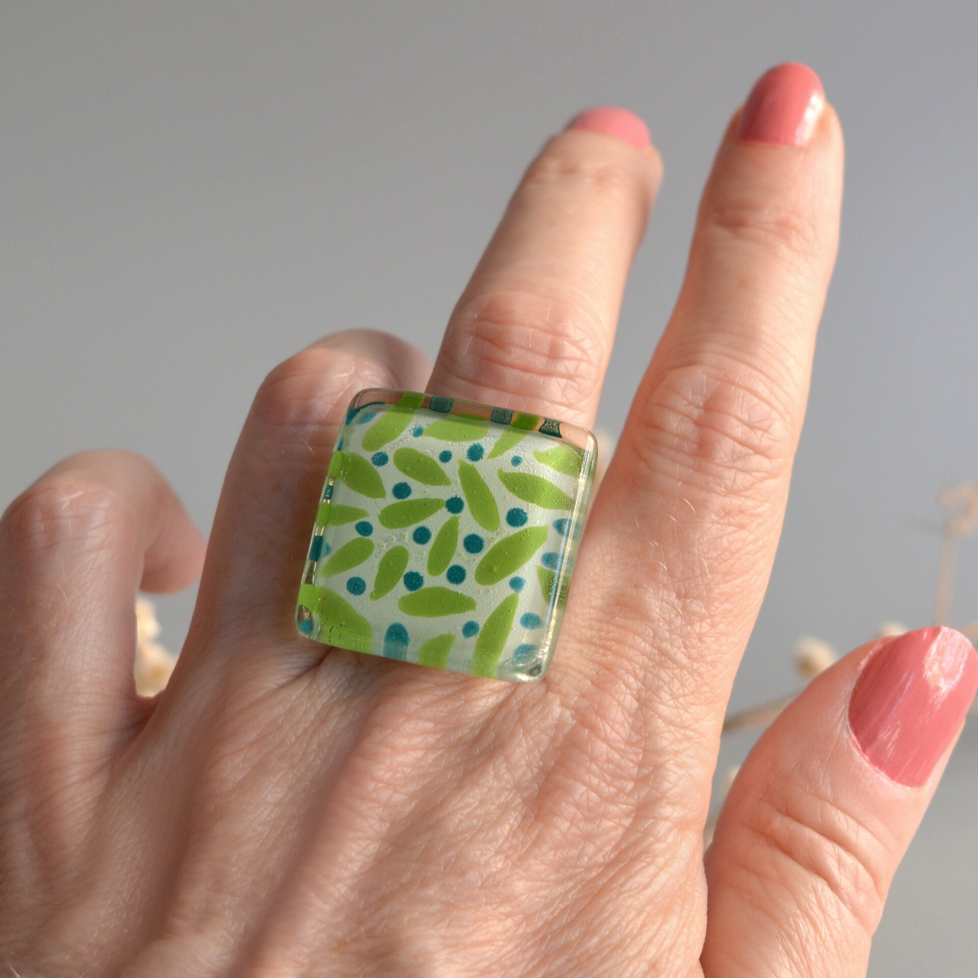 Anillo grande de vidrio "Lush", Hojas abstractas en verde, Talla ajustable - 6