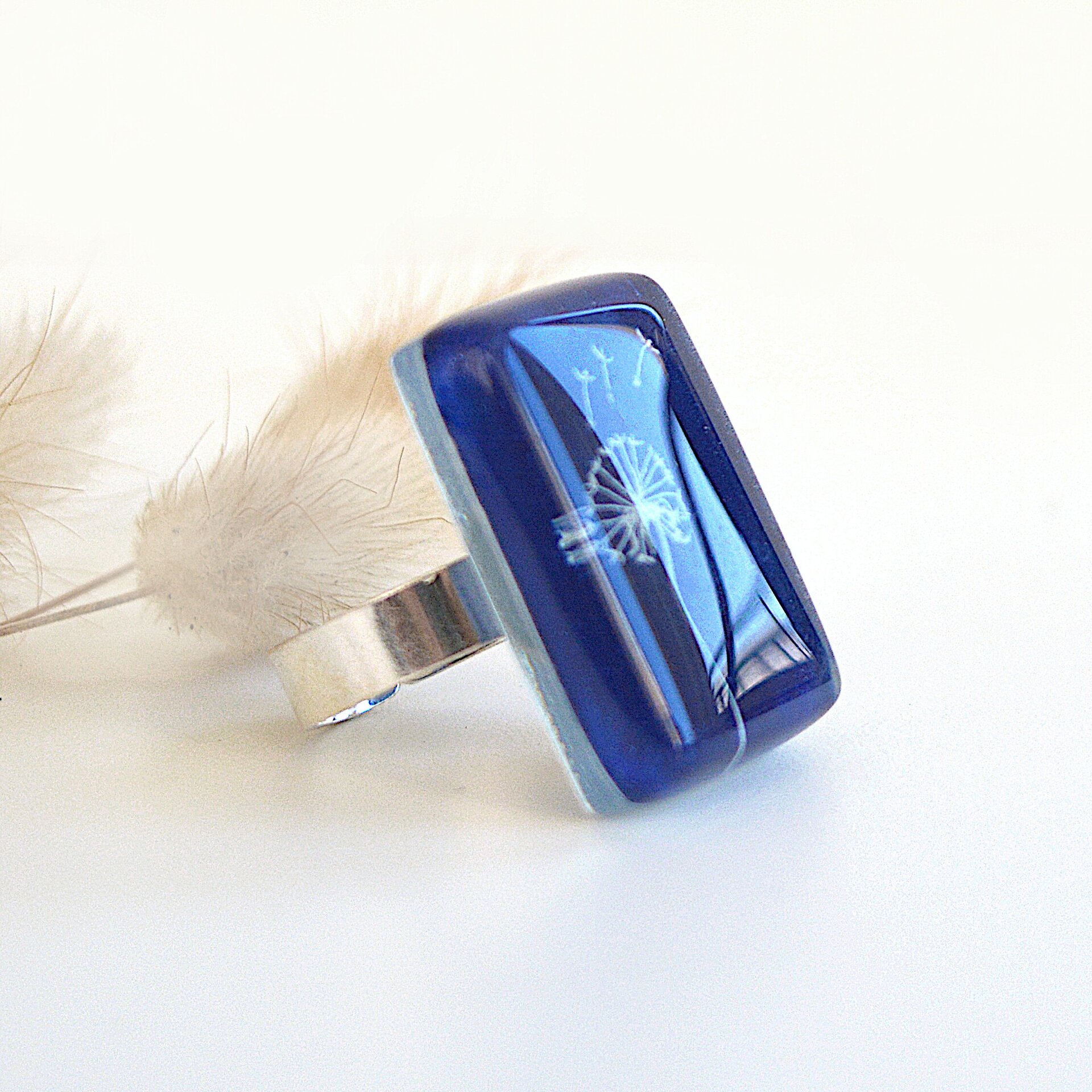 Anillo grande artesanal diente de león azul, Talla ajustable, Vidrio rectangular - 5