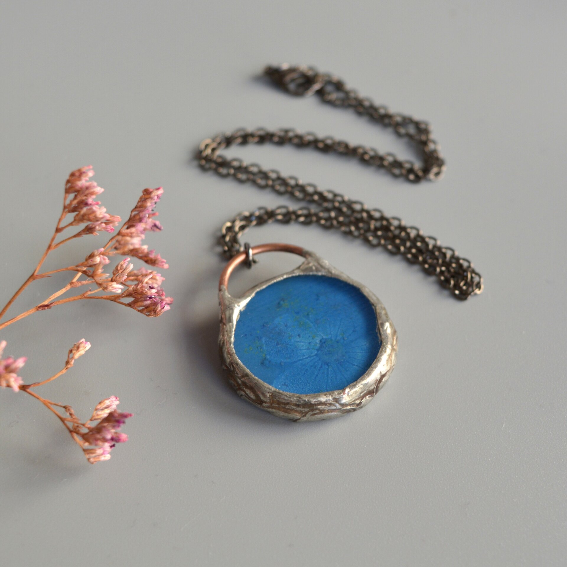 Colgante azul con flor blanca, Joyas artesanales únicas de vidrio reciclado - 5