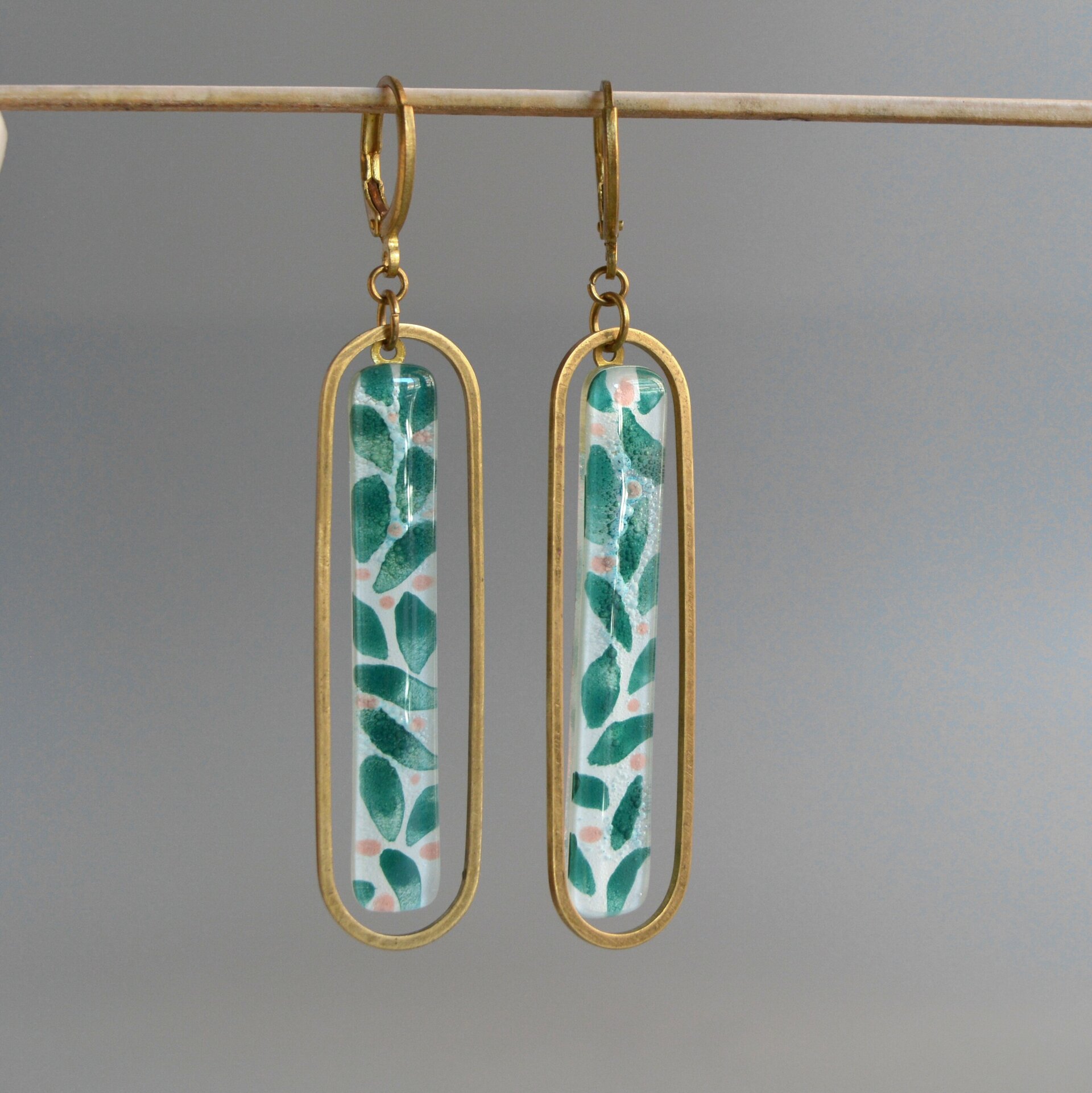 Pendientes largos de vidrio artesanal y latón, Color verde esmeralda - 5