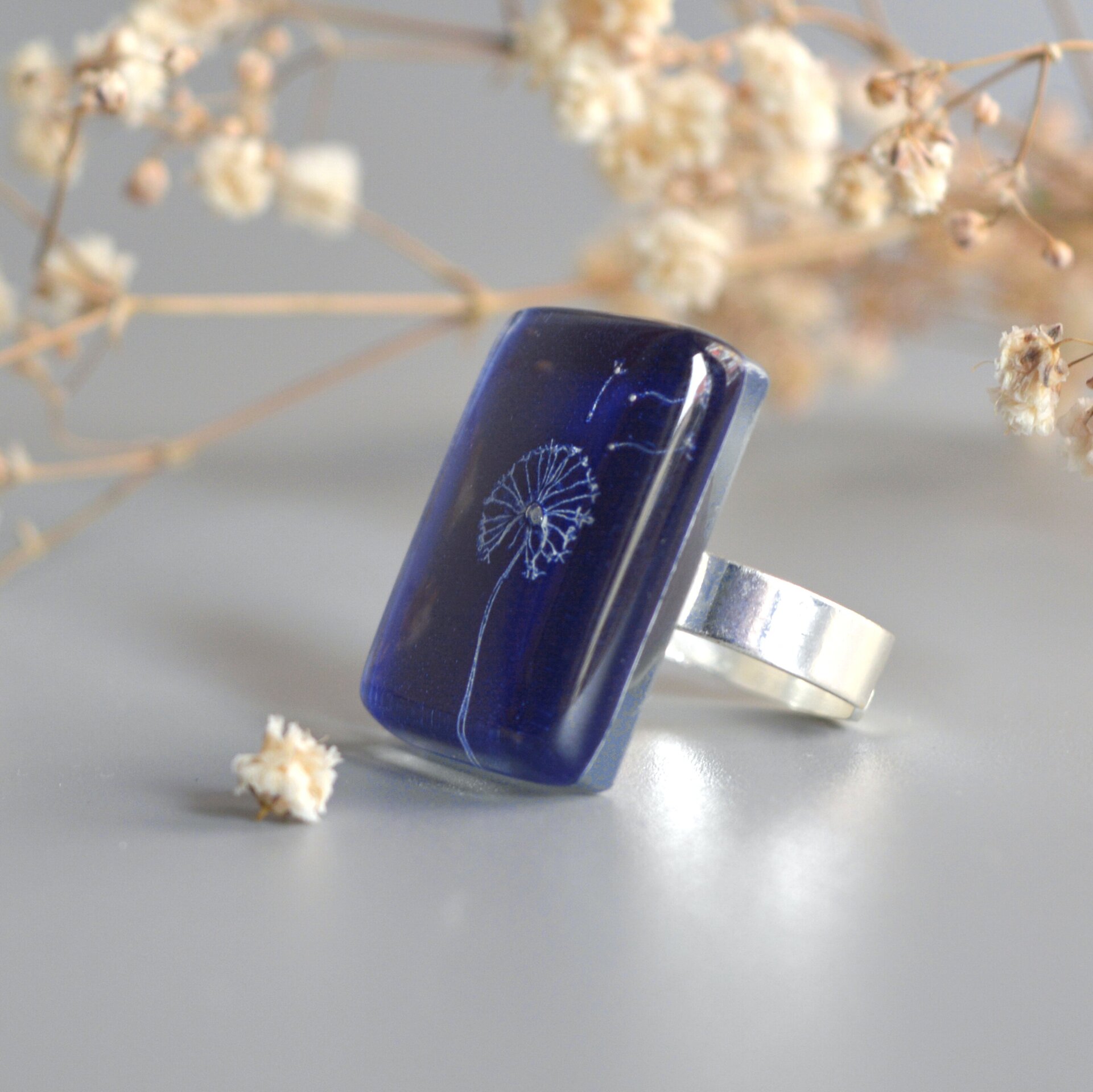 Anillo grande artesanal diente de león azul, Talla ajustable, Vidrio rectangular - 2