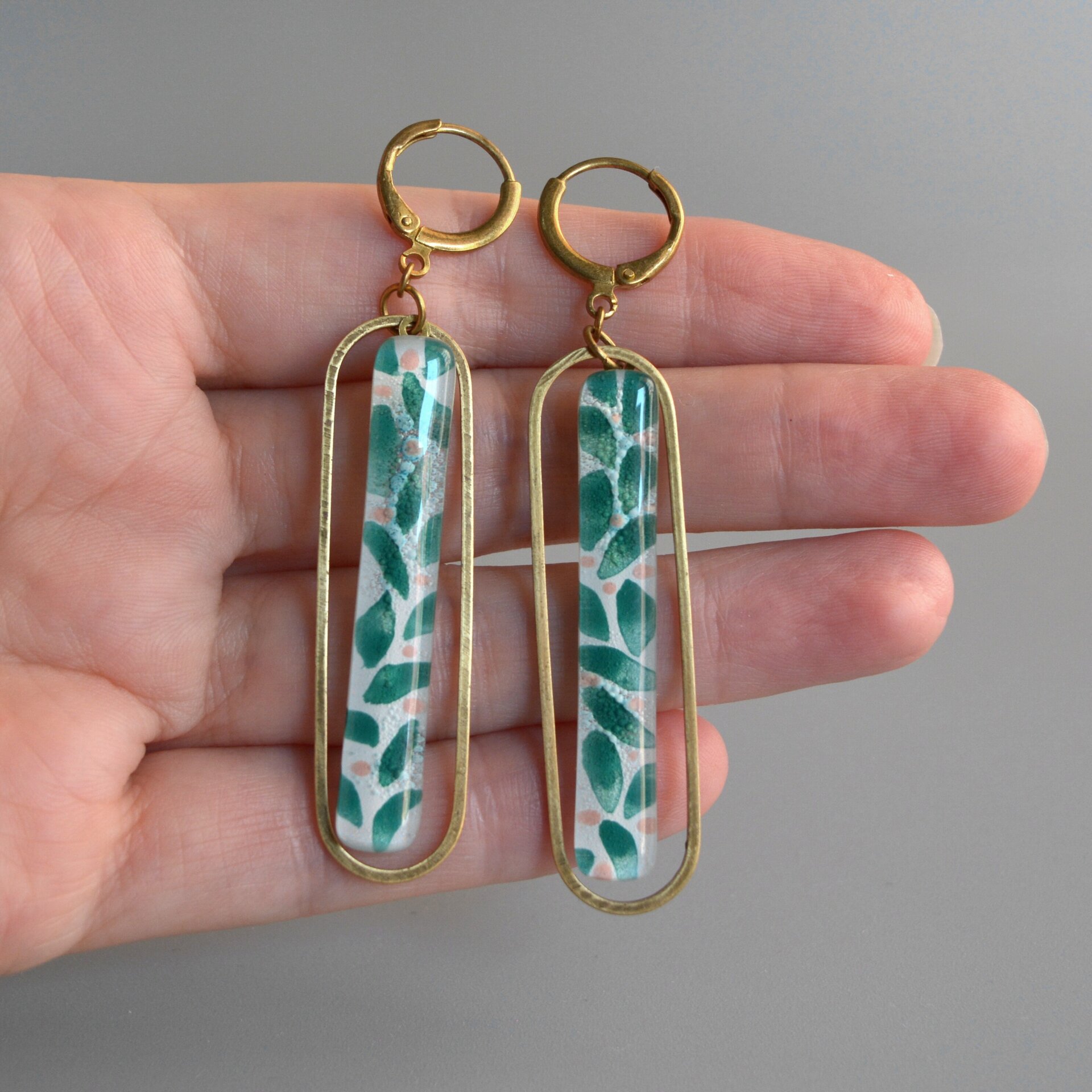 Pendientes largos de vidrio artesanal y latón, Color verde esmeralda - 3