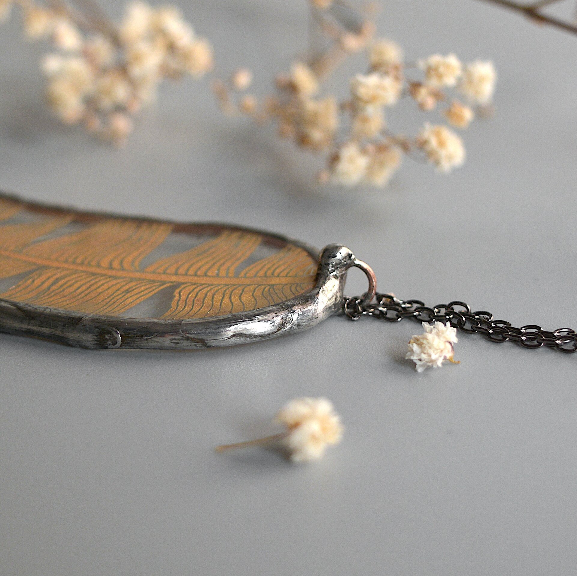 Colgante bohemio de pluma dorada, Joyas únicas de vidrio artesanal - 6