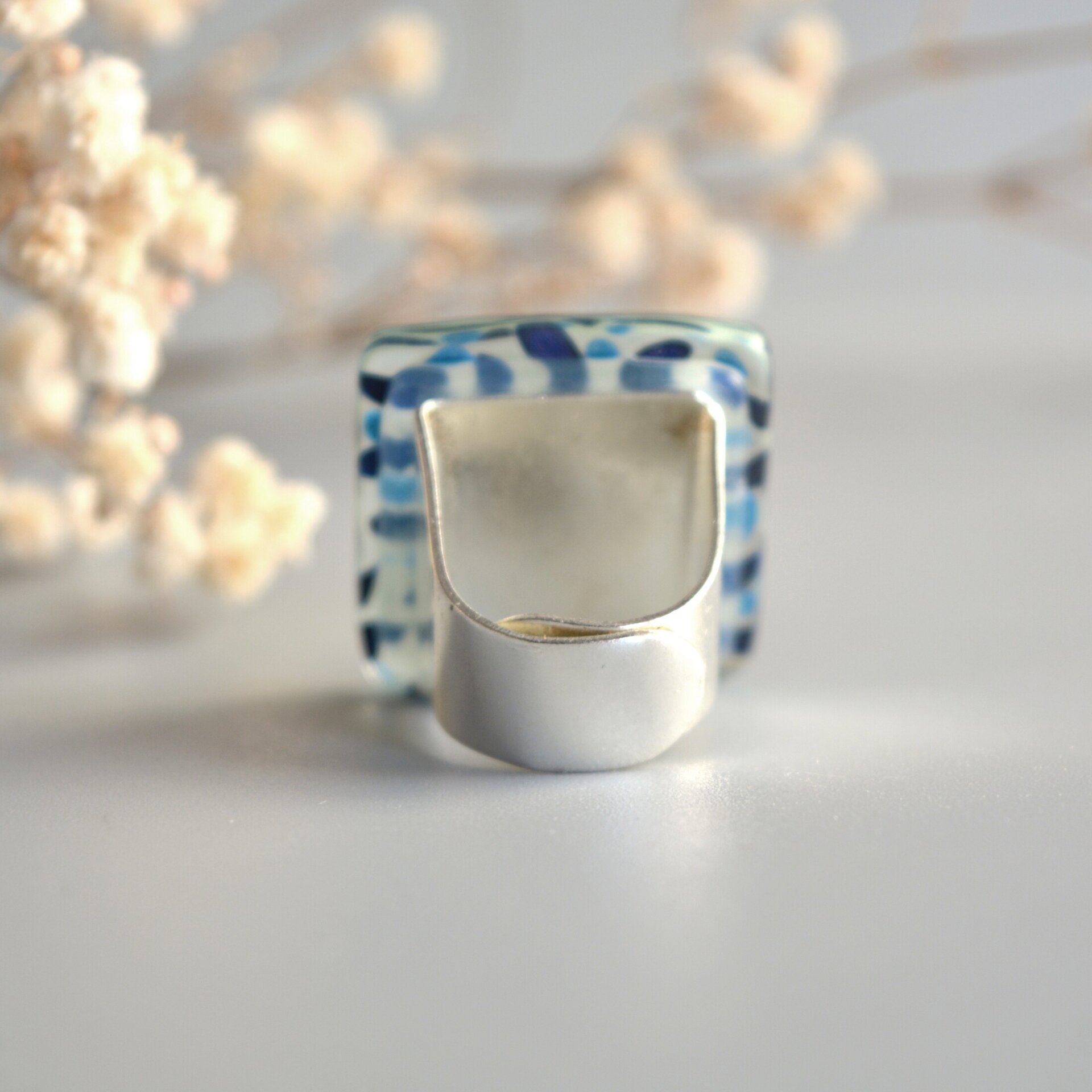 Anillo grande de vidrio "Lush", Hojas abstractas en azul, Talla ajustable - 5